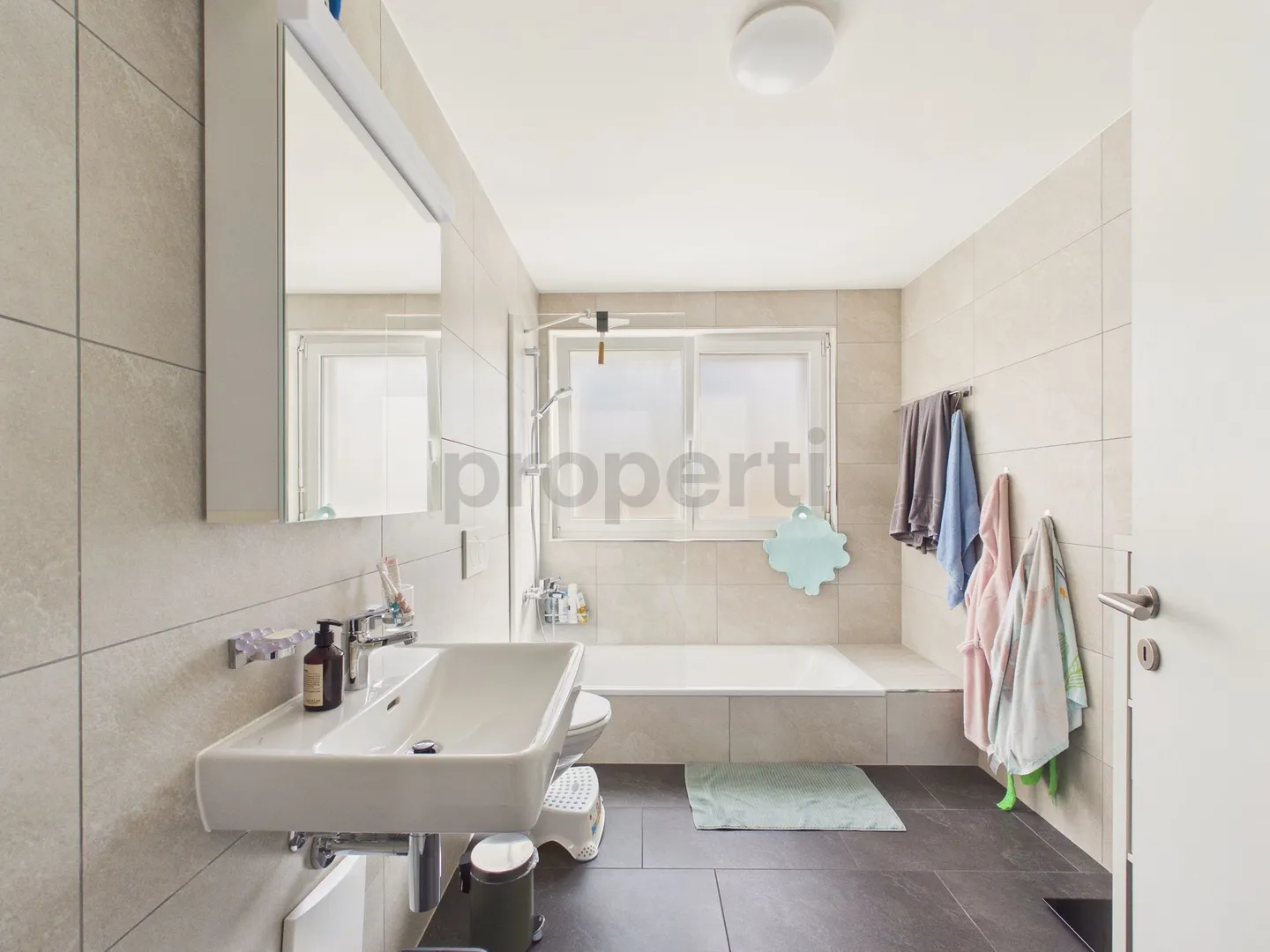 Moderne 3.5-Zimmer-Wohnung mit Liftkomfort, Menziken - Photo 9 sur 11