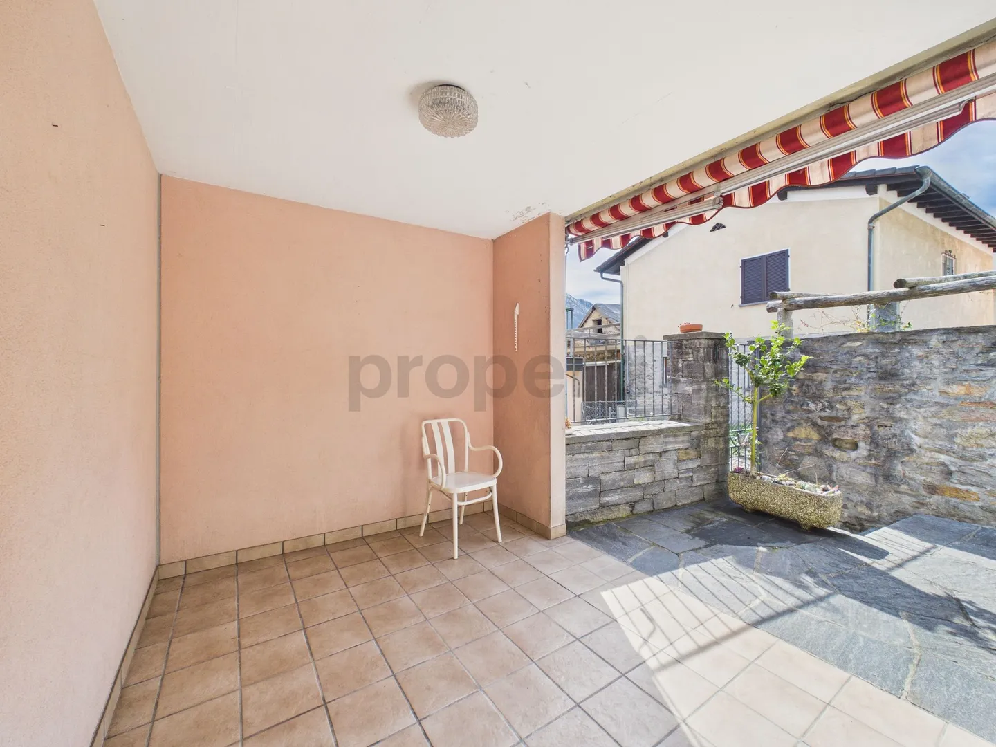 Maison indépendante élégante 4.5 pièces avec grande terrasse et espace extérieur à Agarone - Photo 7 sur 13