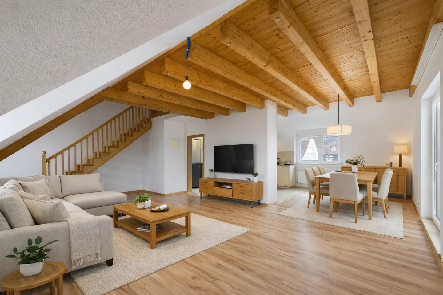 Charmante Dachwohnung mit Galerie - Foto 1 von 12
