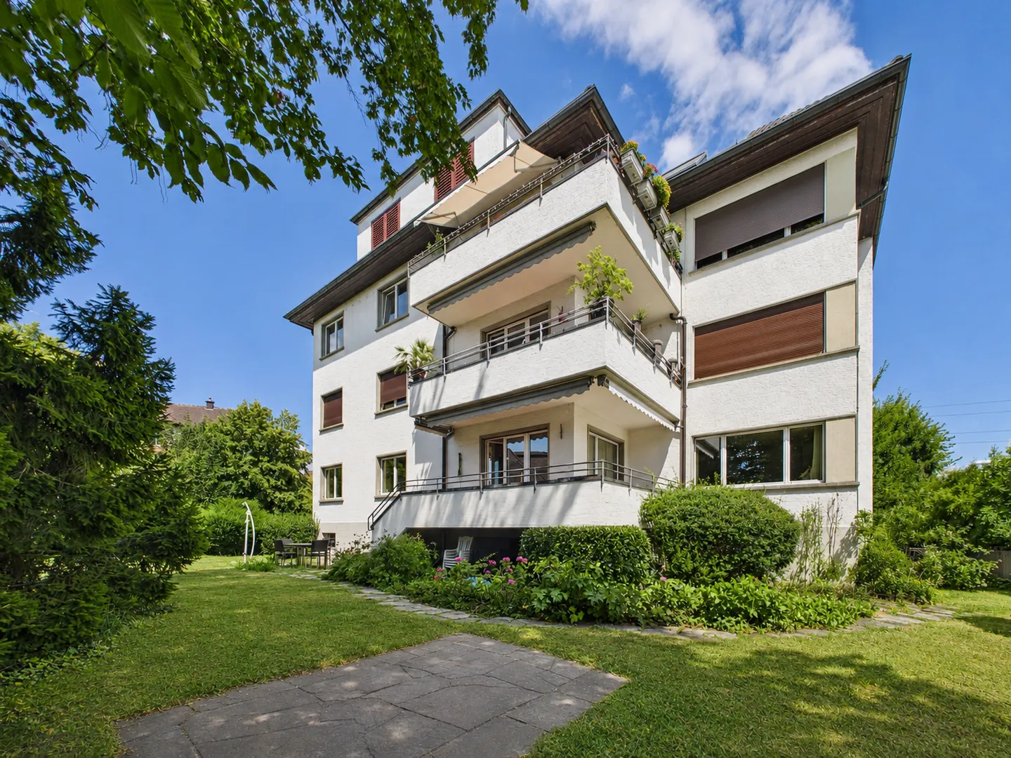 Central residential location, spacious balcony and best connections near the train station - Photo 1 of 10