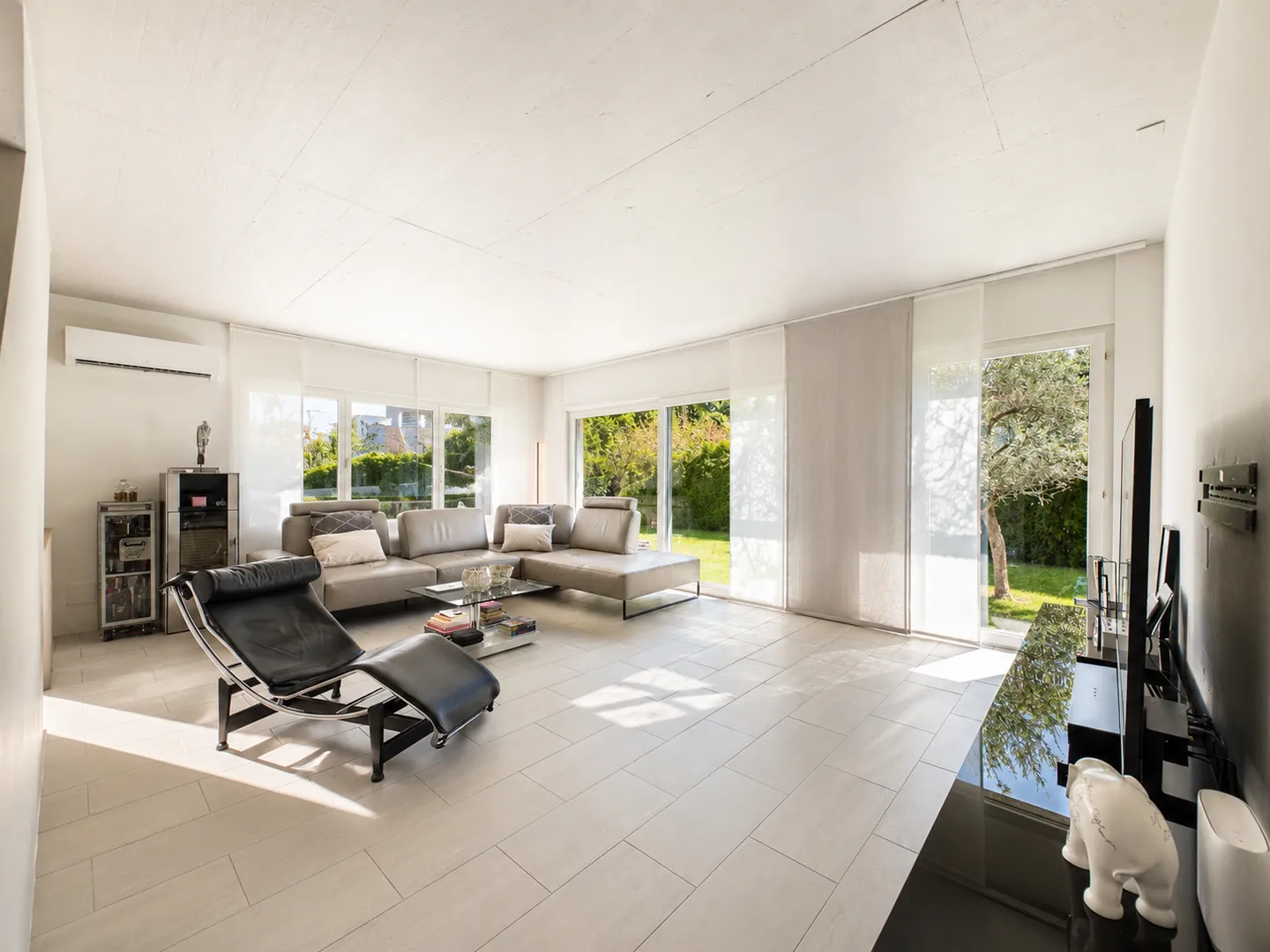 Villa moderna ad Ascona  Spazi generosi, giardino e terrazzi - Foto 2 von 13