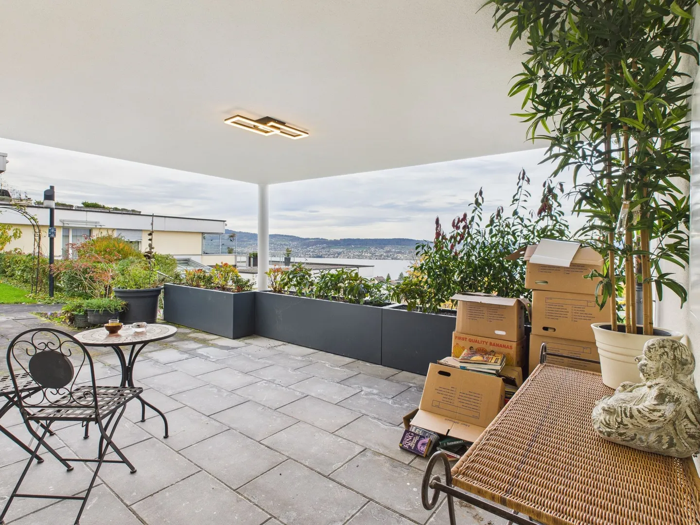 Dreamlike 3.5-room terrace apartment with a view of Lake Zurich in Wädenswil - Photo 9 of 12