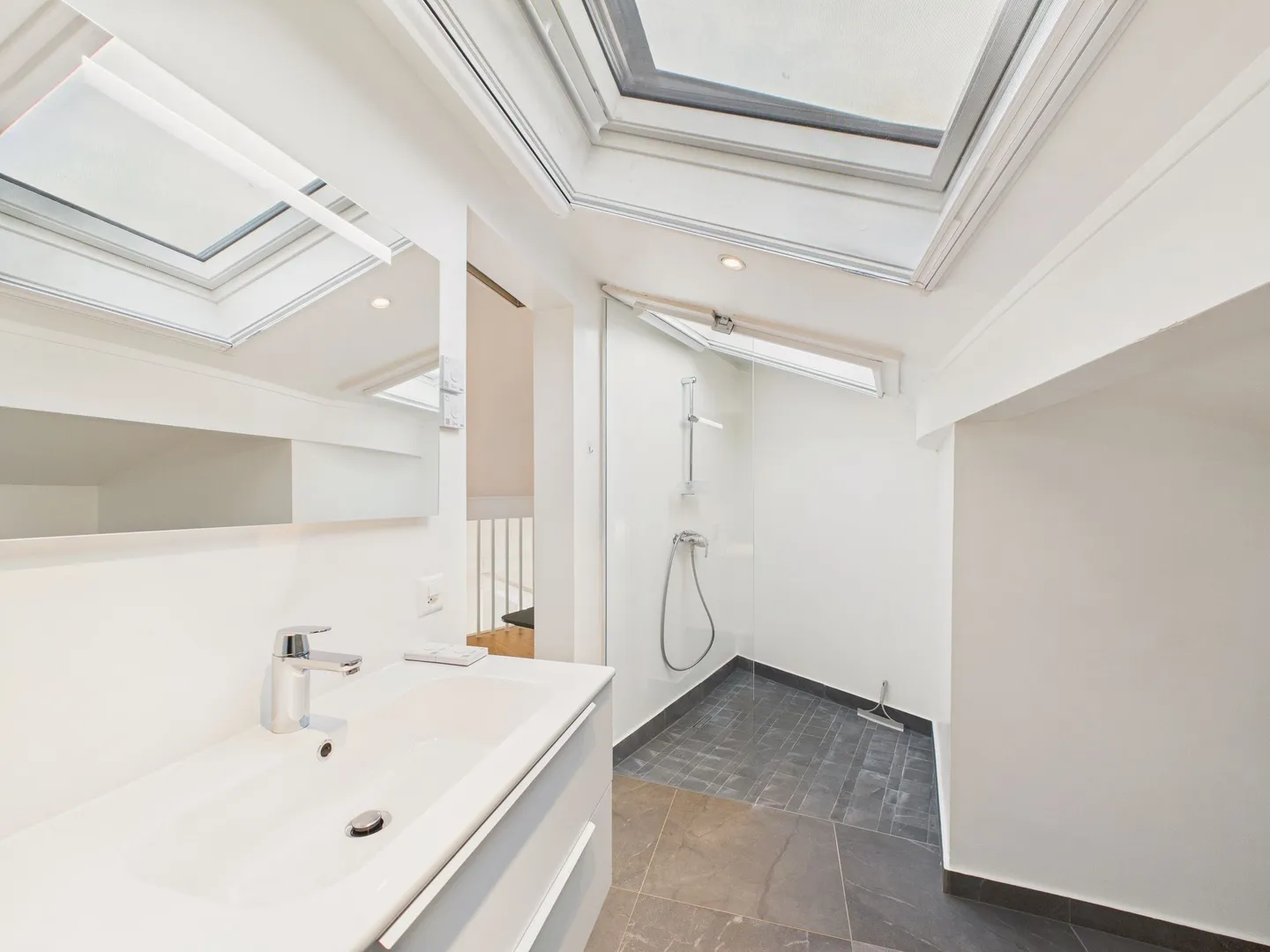 Duplex lumineux et rénové avec vue sur le lac dans la région de Nyon - Photo 8 sur 11