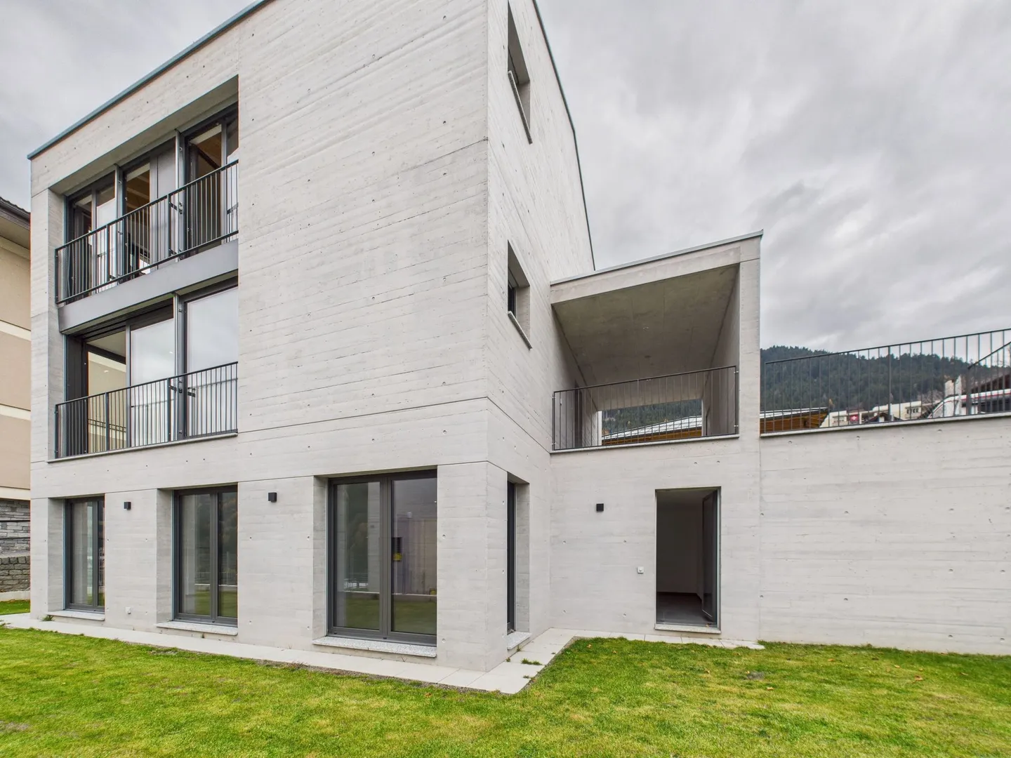Elegant newly built villa in Airolo with modern and luxurious design - Photo 1 of 13