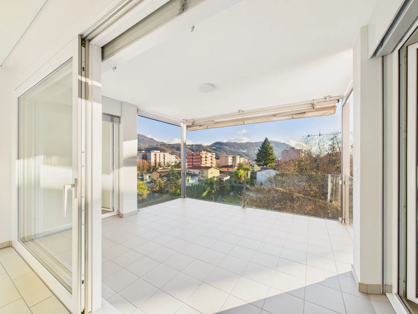 Elegante 4,5-Zimmer-Wohnung mit Panoramablick und doppelter Terrasse in Agno - Foto 9 von 11