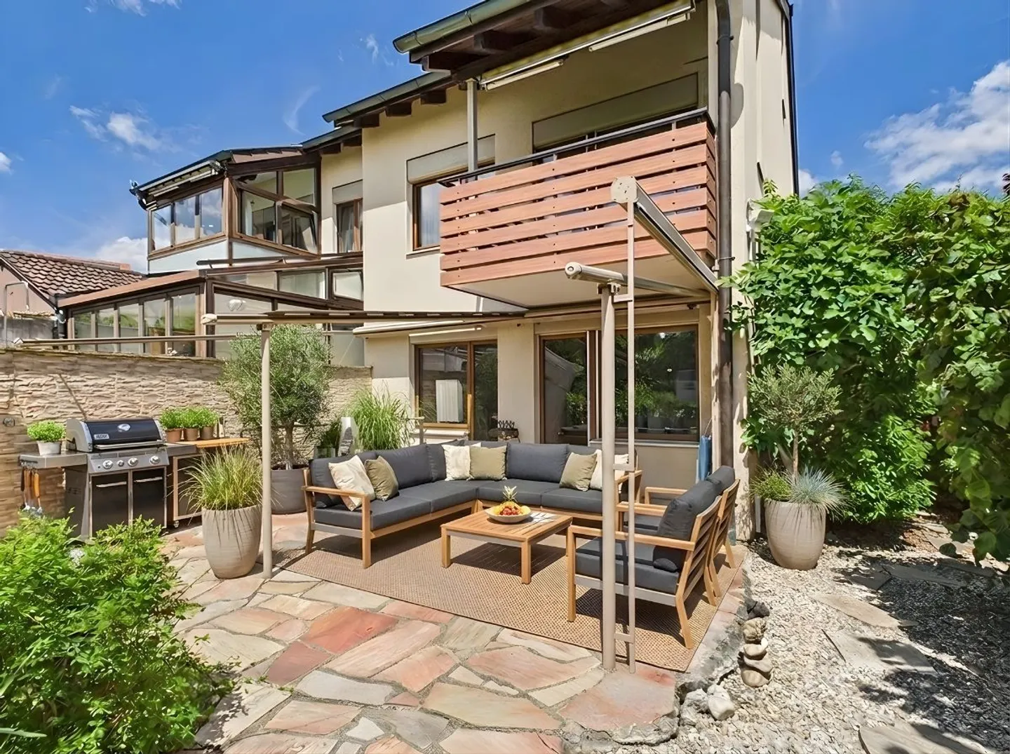 Spacious 5.5-Room Duplex House with Garden, Balcony, and Garage Box - Photo 1 of 13