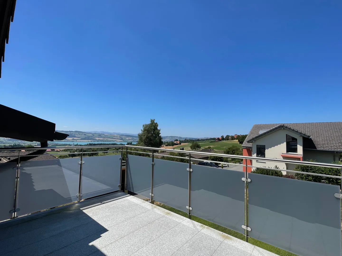 Balcone con vista sul lago di Sempach, appena ristrutturato e torre di lavaggio privata - Foto 8 di 9