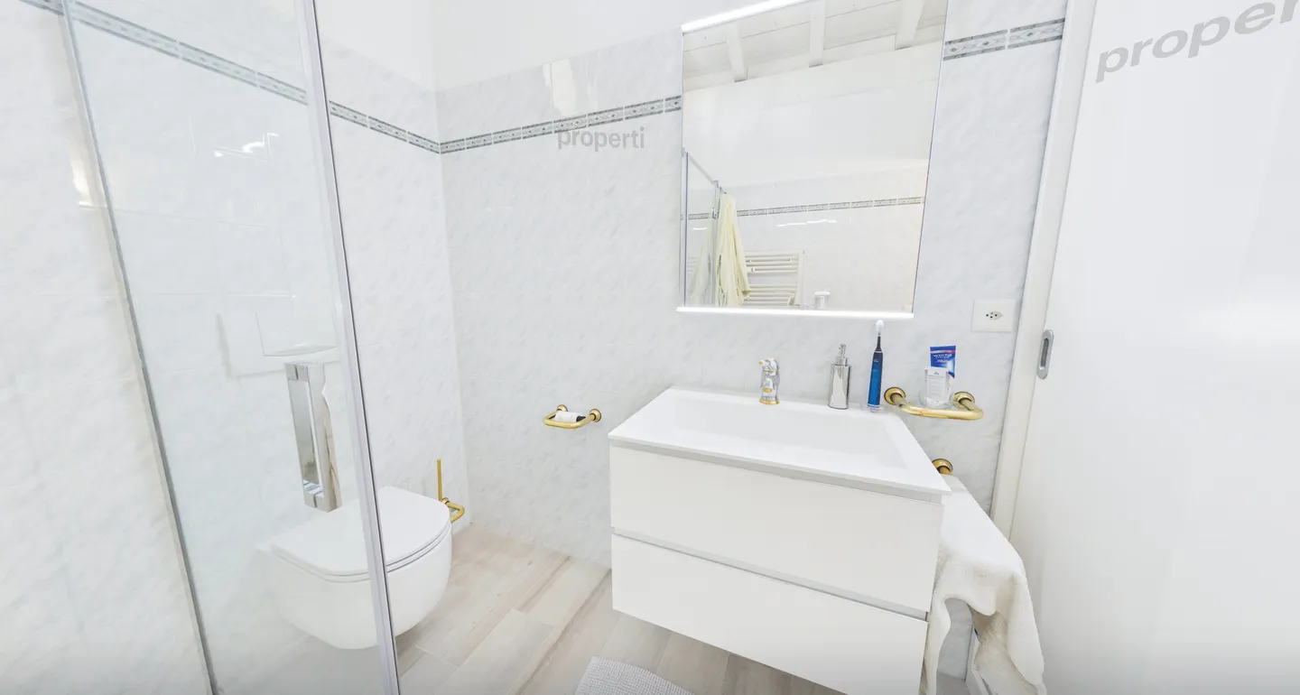 Penthouse di Lusso con Vista Lago - Foto 10 di 13