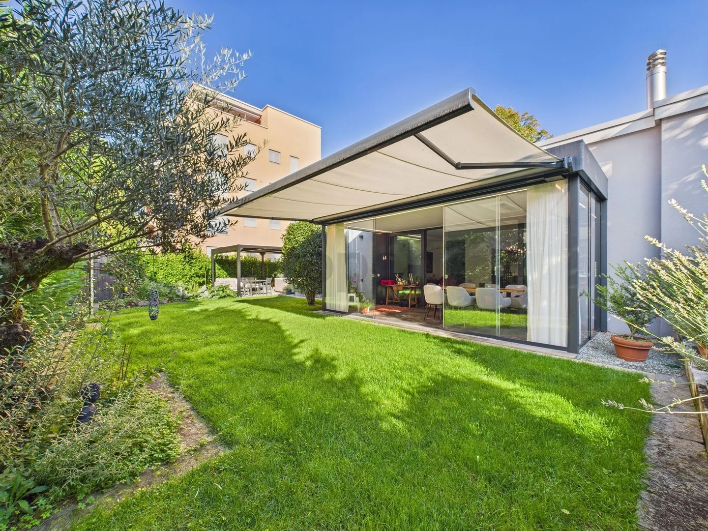 Casa moderna con giardino, spa privata e tecnologia avanzata a Locarno - Foto 4 di 13