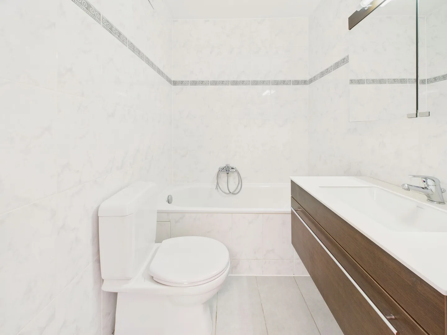 Bright and renovated duplex - A modern and comfortable living space - Photo 9 of 12