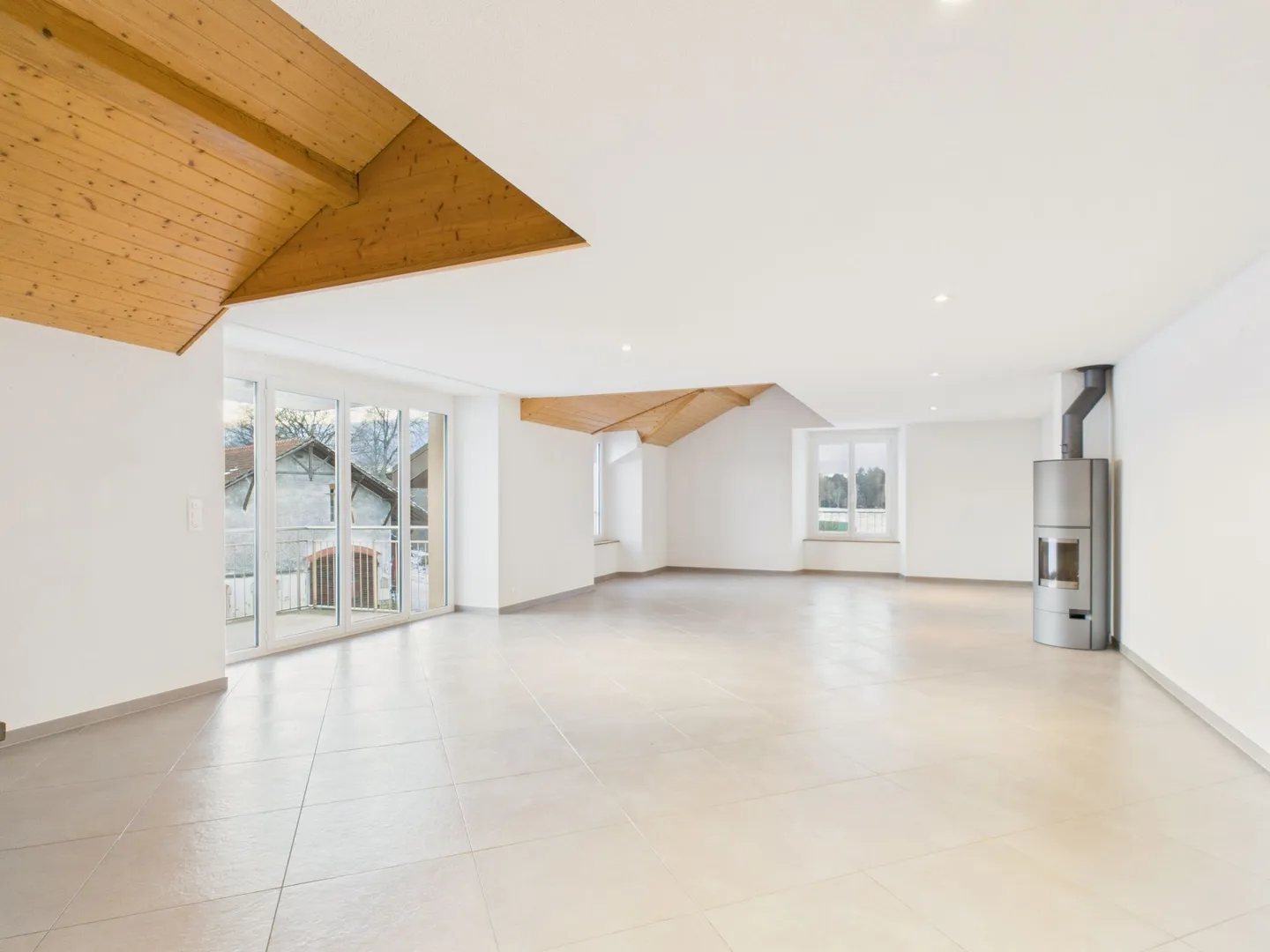 Spacious 6-room apartment with balcony in Neuchâtel - Photo 1 of 13