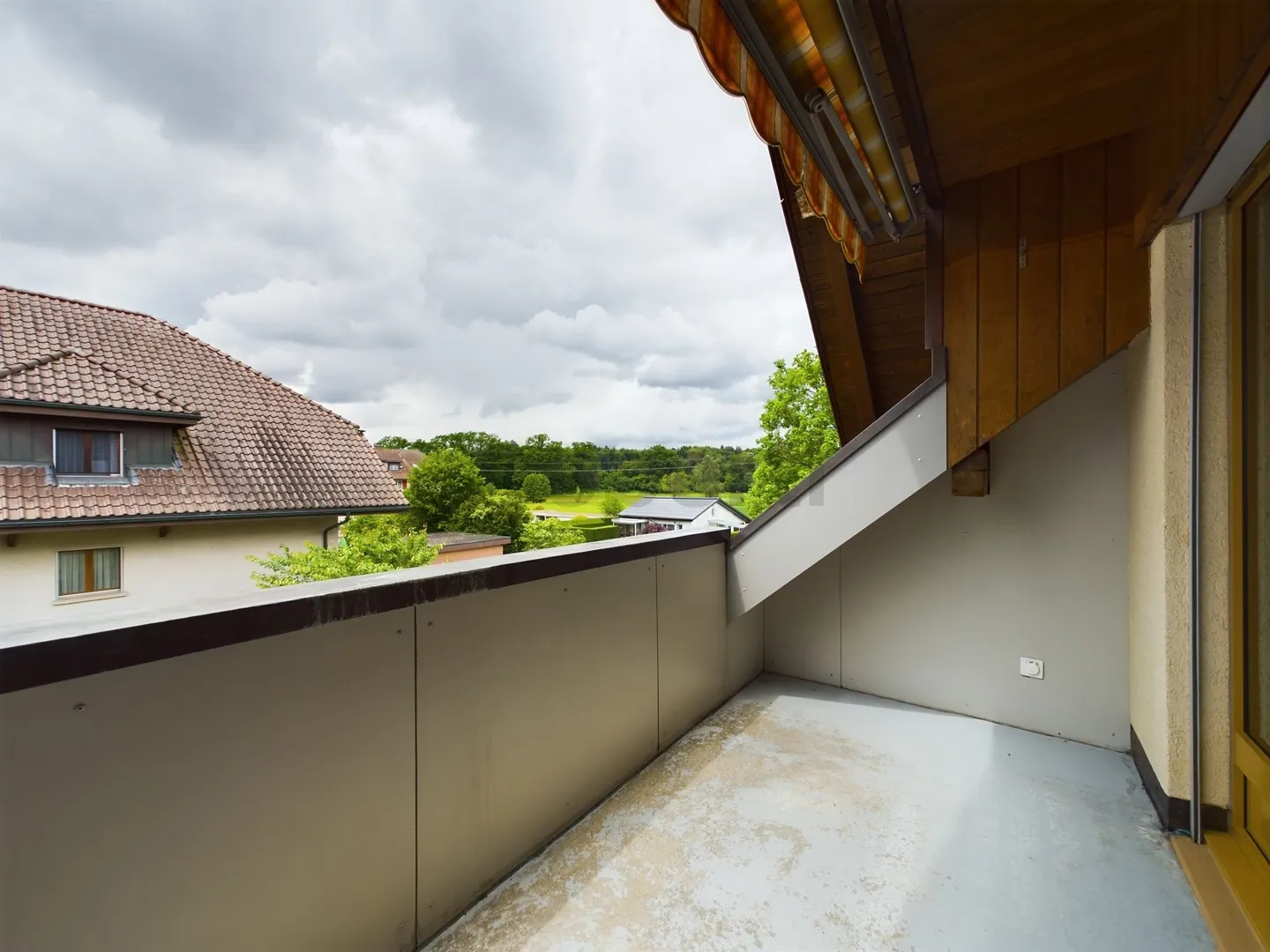 Appartement penthouse de 4,5 pièces de haute qualité avec deux balcons et cheminée à Niederönz - Photo 8 sur 12