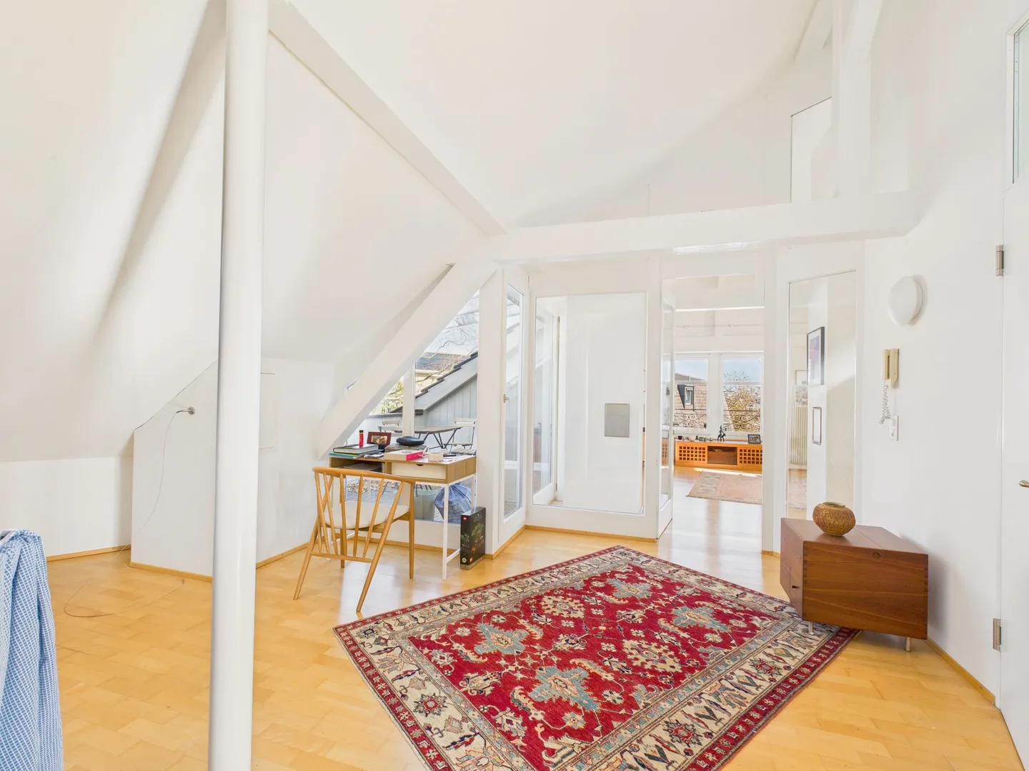 Appartement en attique rénové et ensoleillé de 2,5 pièces avec vue à Bâle - Photo 2 sur 11