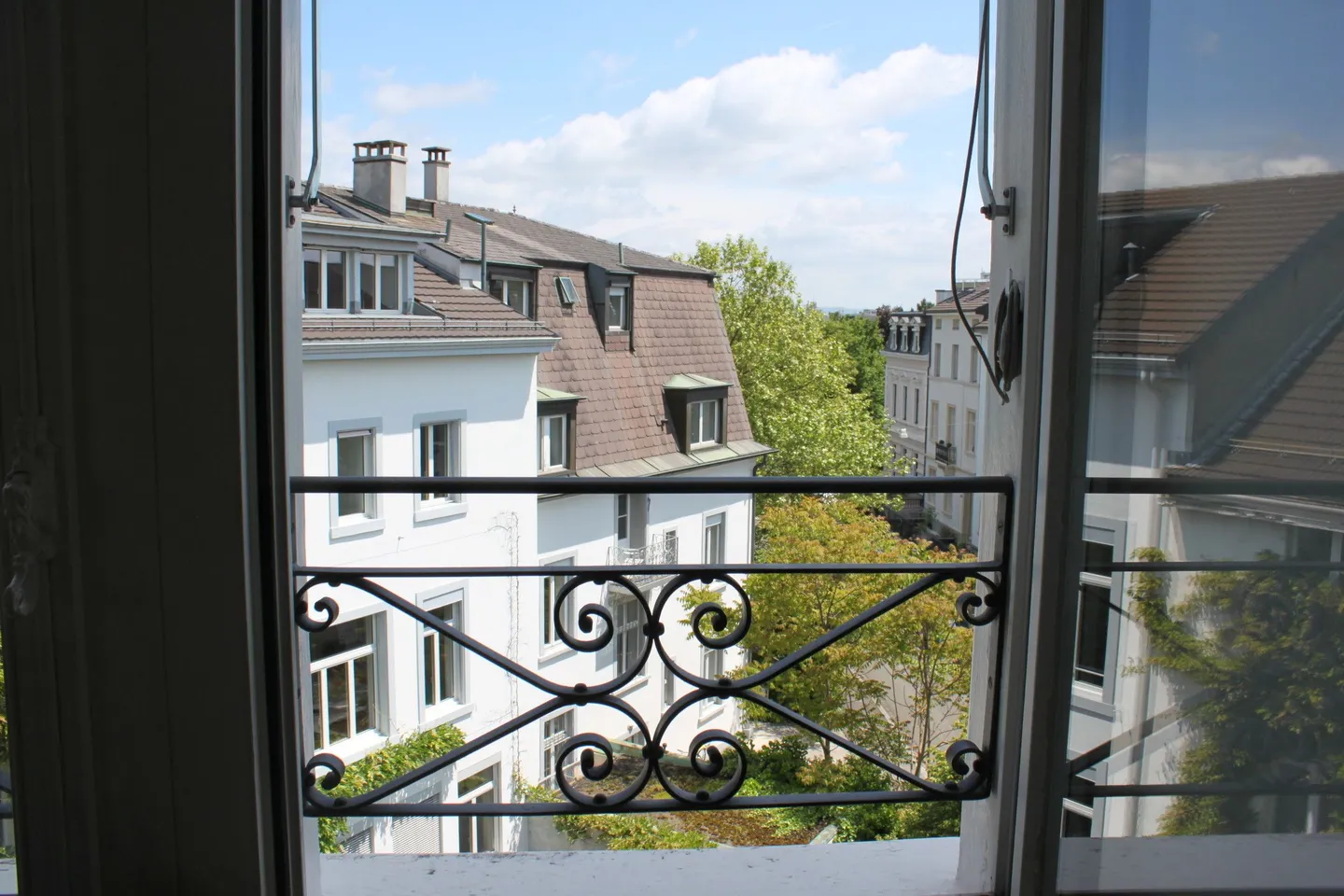 Appartement en penthouse 2,5 pièces ensoleillé et rénové avec vue à Bâle - Photo 10 sur 12