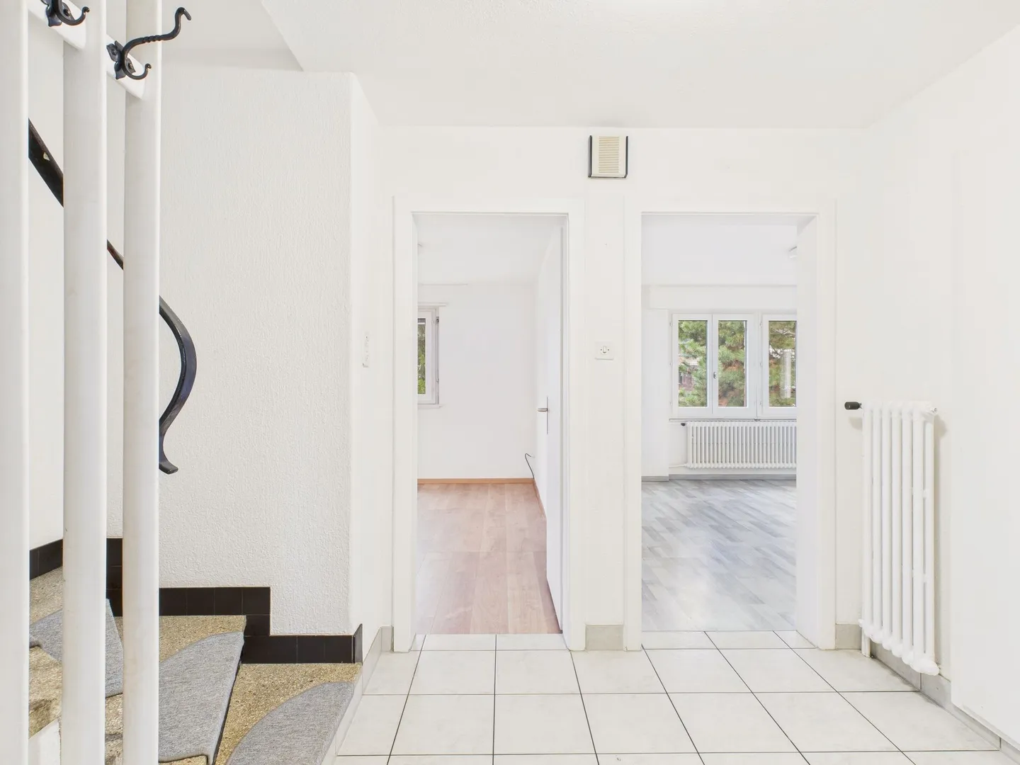 Casa unifamiliare di 6,5 stanze adatta alle famiglie a Egolzwil con appartamento studio e oasi giardino con palme - Foto 12 di 13