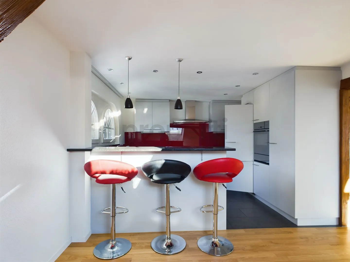 Appartement moderne de 3,5 pièces dans un emplacement central à Sisikon - Photo 2 sur 7