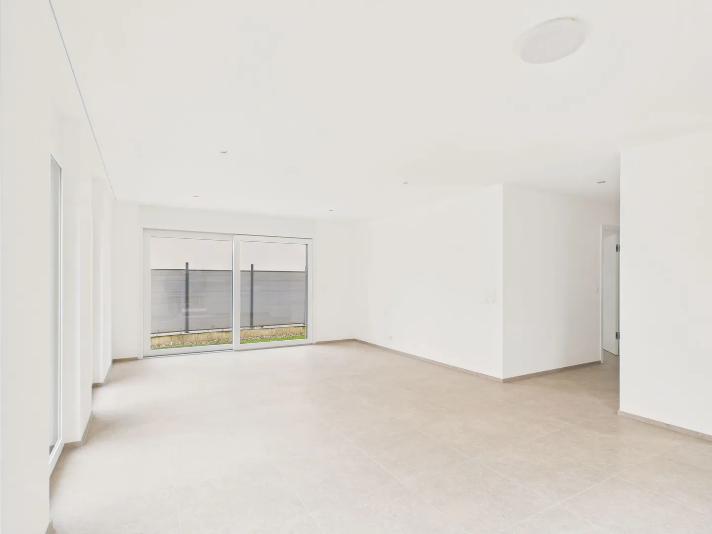 Appartement moderne de 3,5 pièces avec terrasse - Photo 2 sur 12