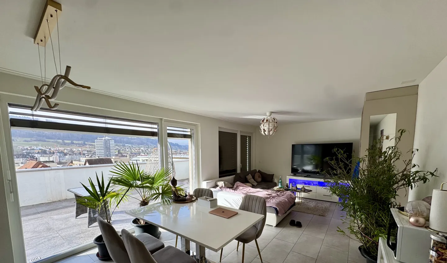 Moderna attico di 2.5 stanze con vista su Menziken - Foto 1 di 9