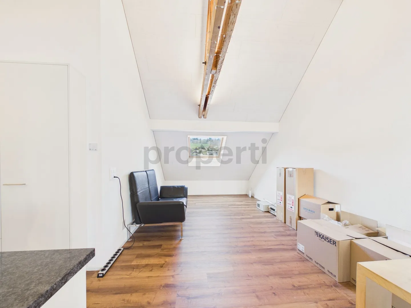 Appartement sous les combles de 2,5 pièces récemment rénové dans un emplacement central à Rudolfstetten-Friedlisberg - Photo 1 sur 11