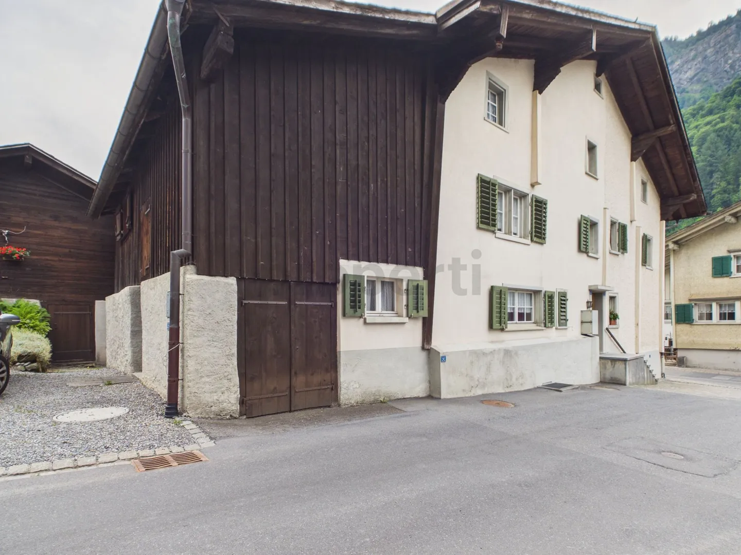 Historisches Einfamilienhaus mit vielseitigem Potenzial in Glarus Süd - Photo 1 sur 13