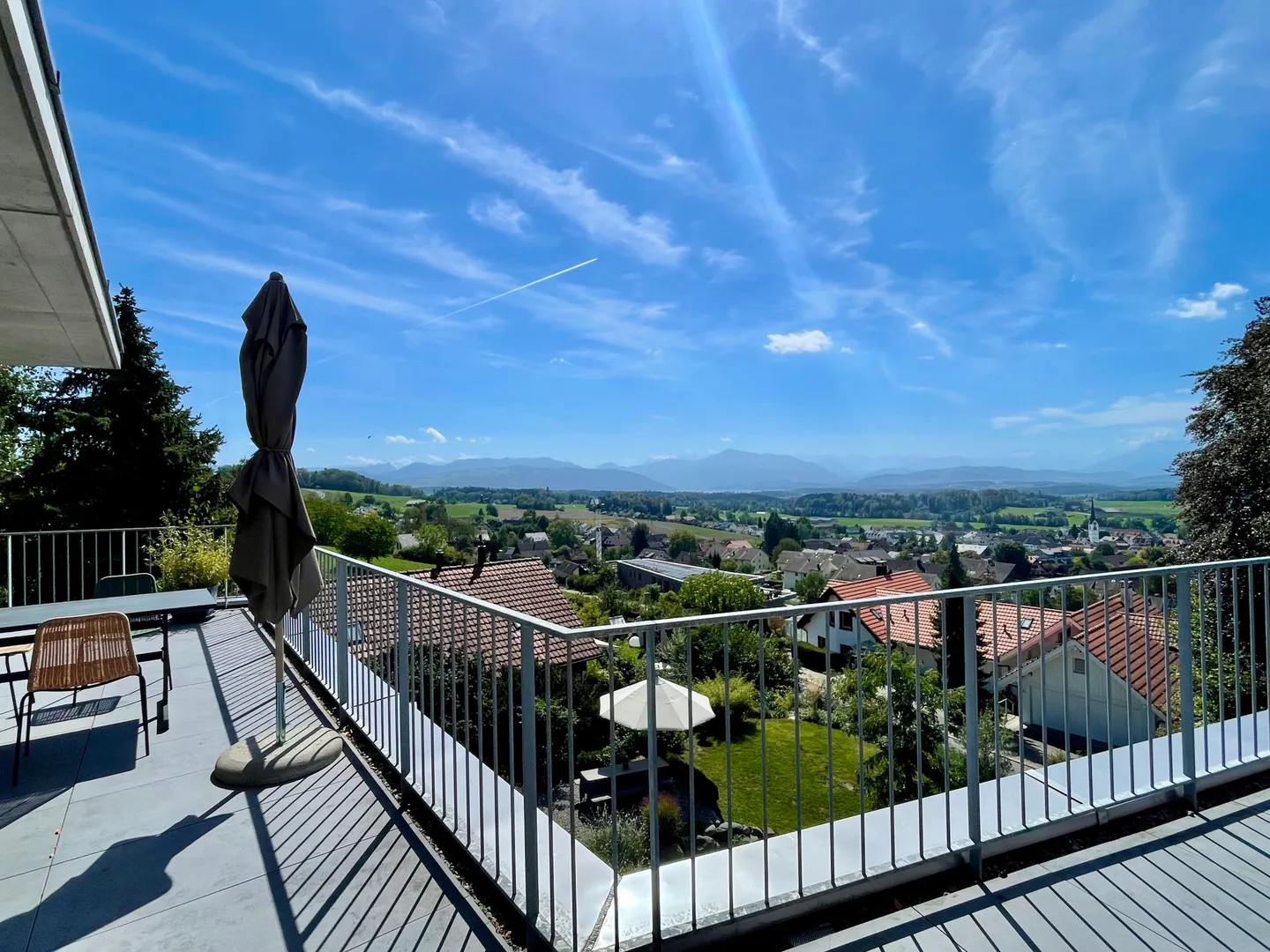 Immense terrasse panoramique de 90 m², entièrement meublée et vue sur le lac de Zoug - Photo 1 sur 10