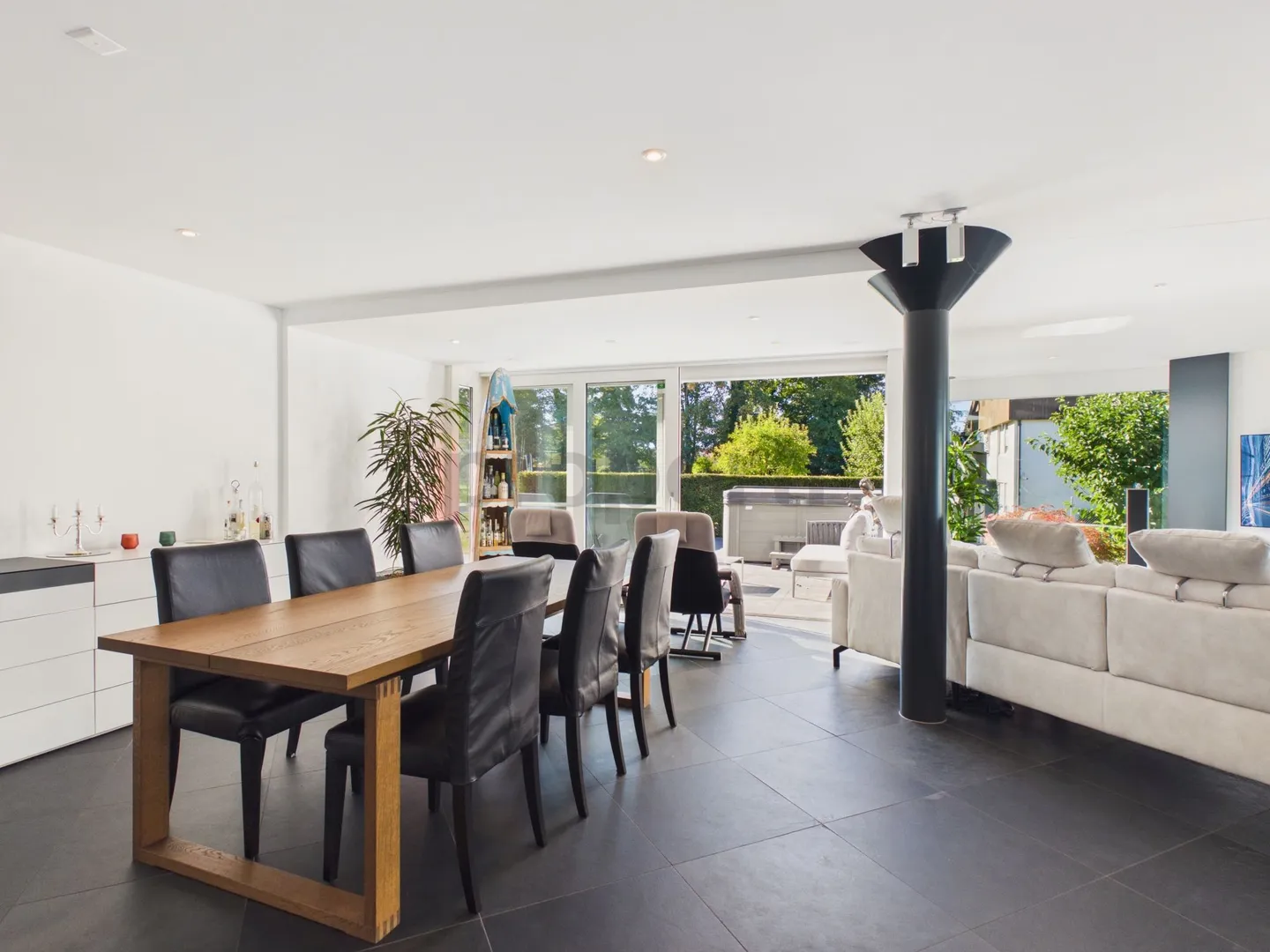 Maison familiale avec beaucoup d'espace, jardin et nombreux extras - Photo 4 sur 13