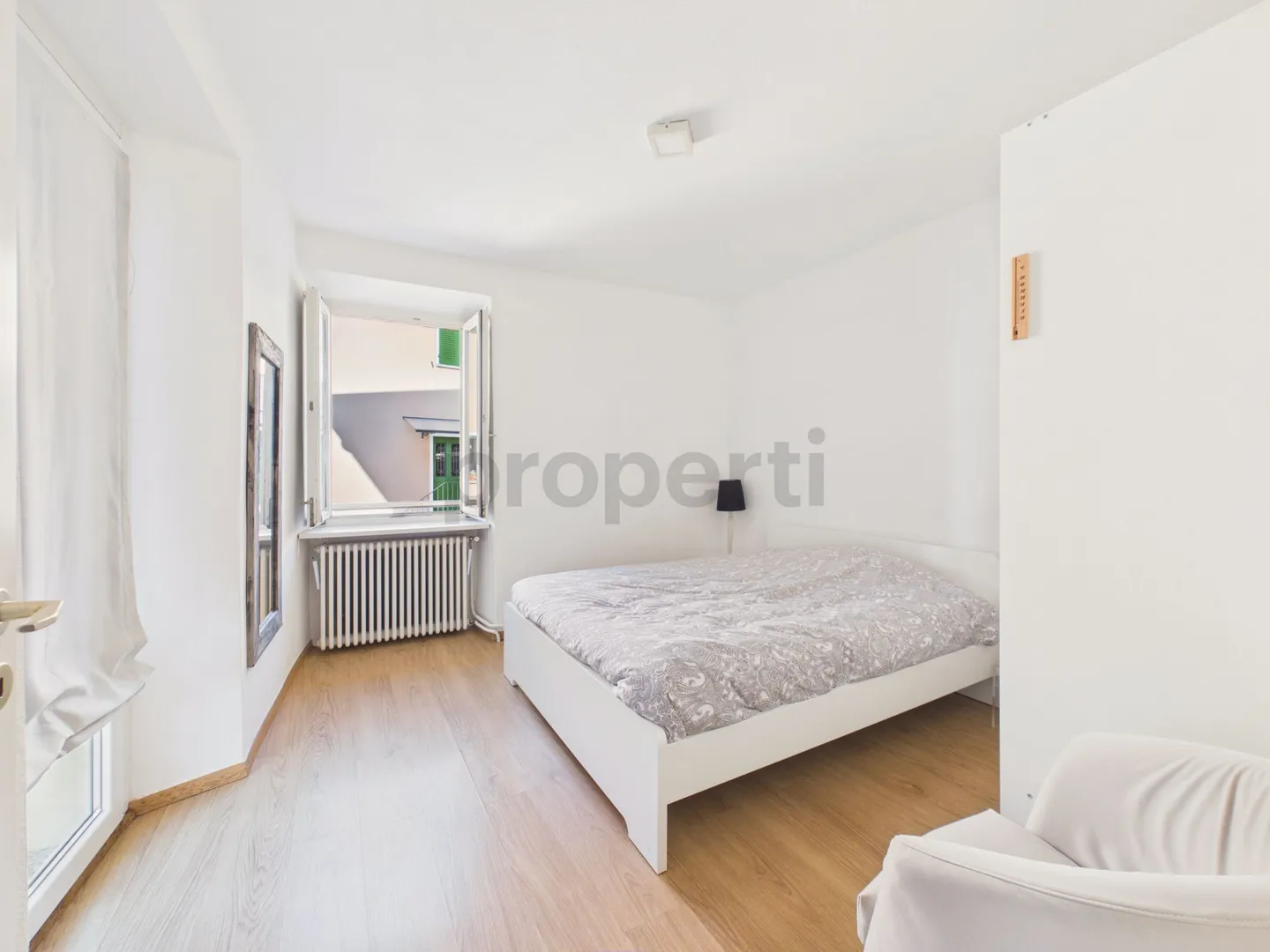 Palazzina ristrutturata composta da attico e due appartamenti, a Contone - Foto 6 von 13