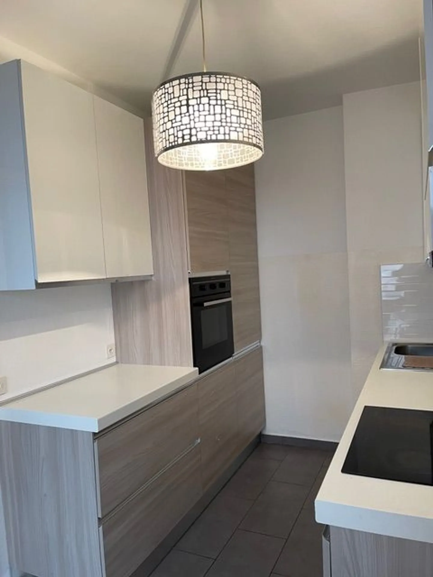 Bright renovated 3.5-room apartment with balcony and parking space in a quiet location in Lugano - Photo 4 of 10