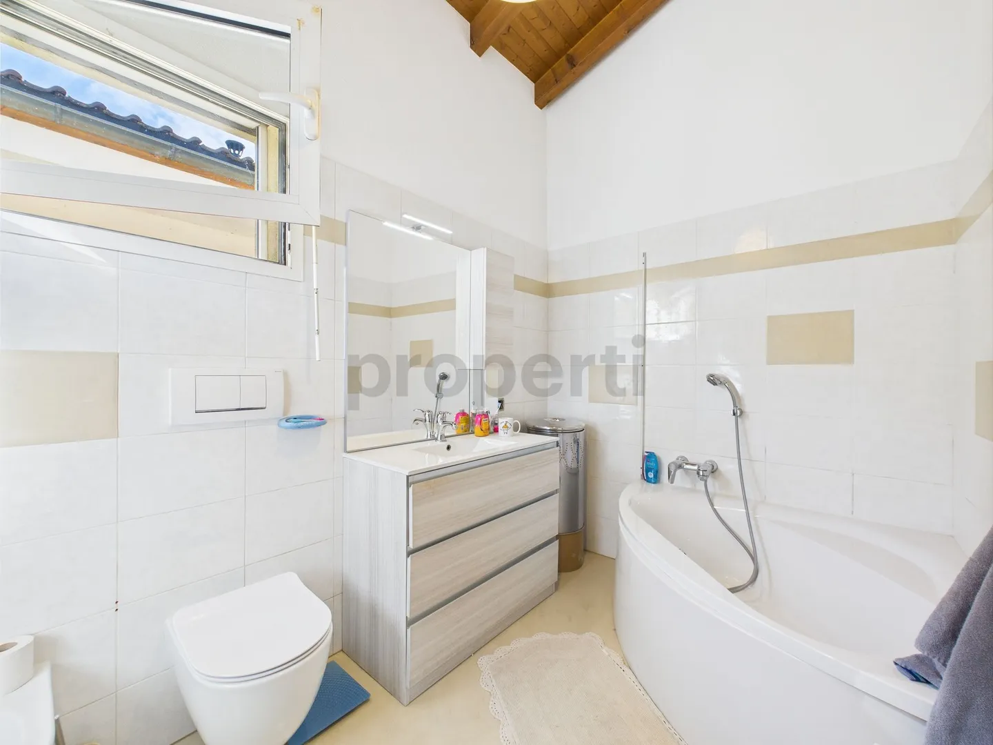 Tranquility and Nature: Beautiful Villa with Large Garden - Photo 8 of 13