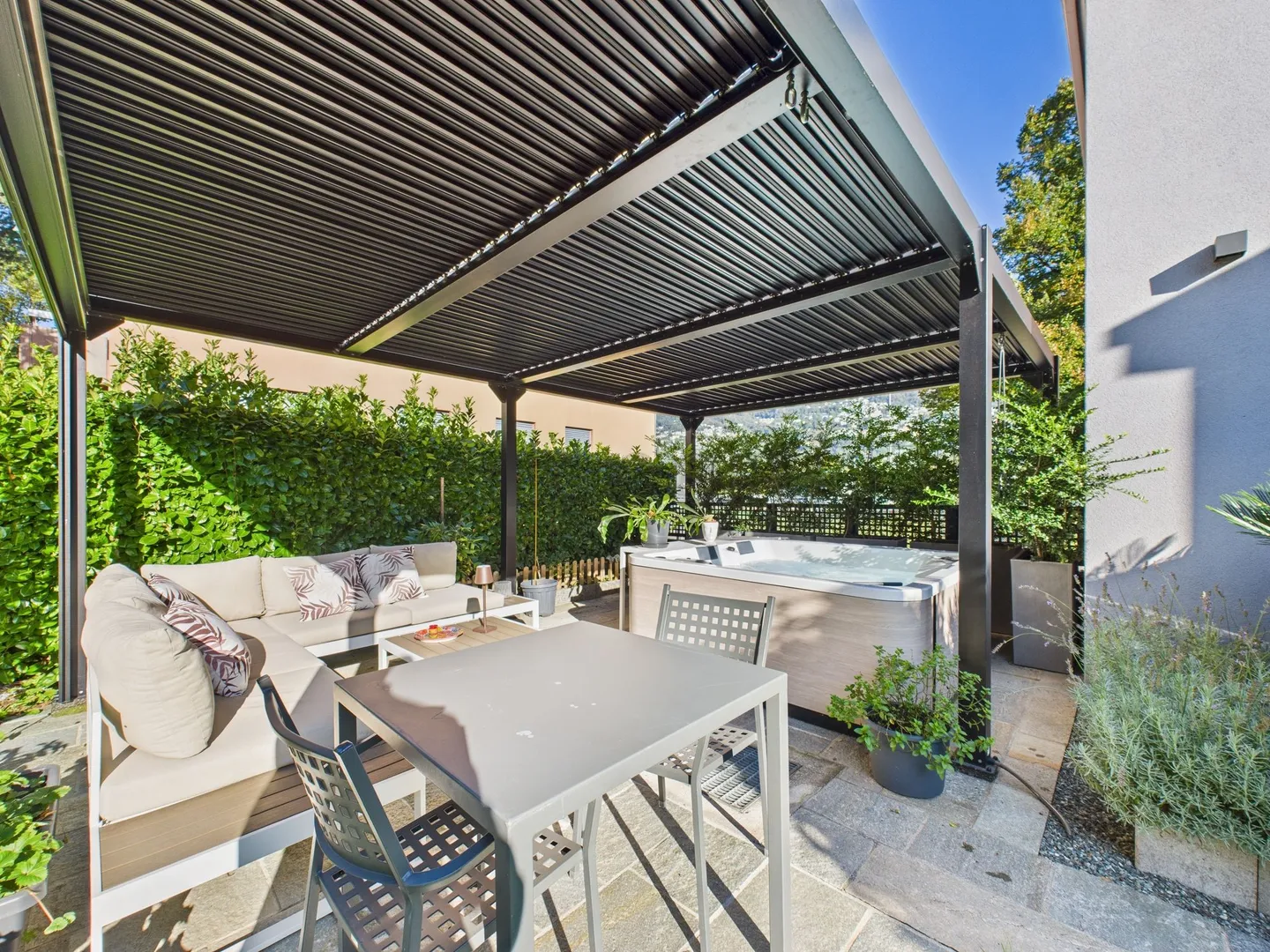 Casa moderna con giardino, spa privata e tecnologia avanzata a Locarno - Foto 12 di 13