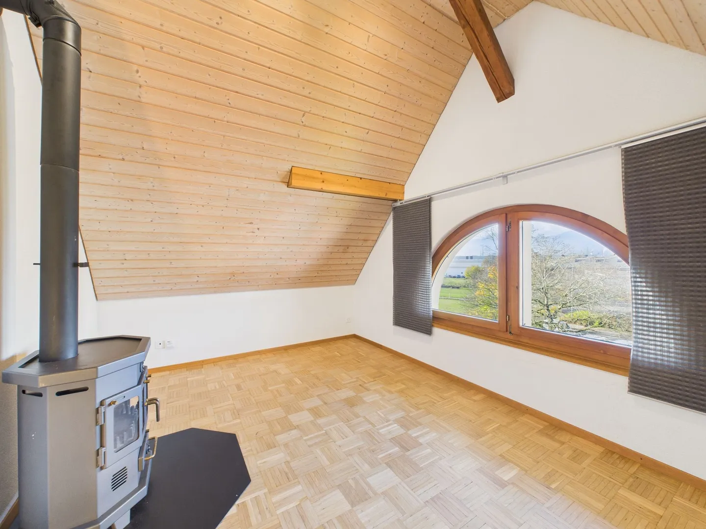 Expérience de vie moderne dans un environnement calme et ensoleillé - Appartement sous les combles de 2,5 pièces à Subingen - Photo 2 sur 9