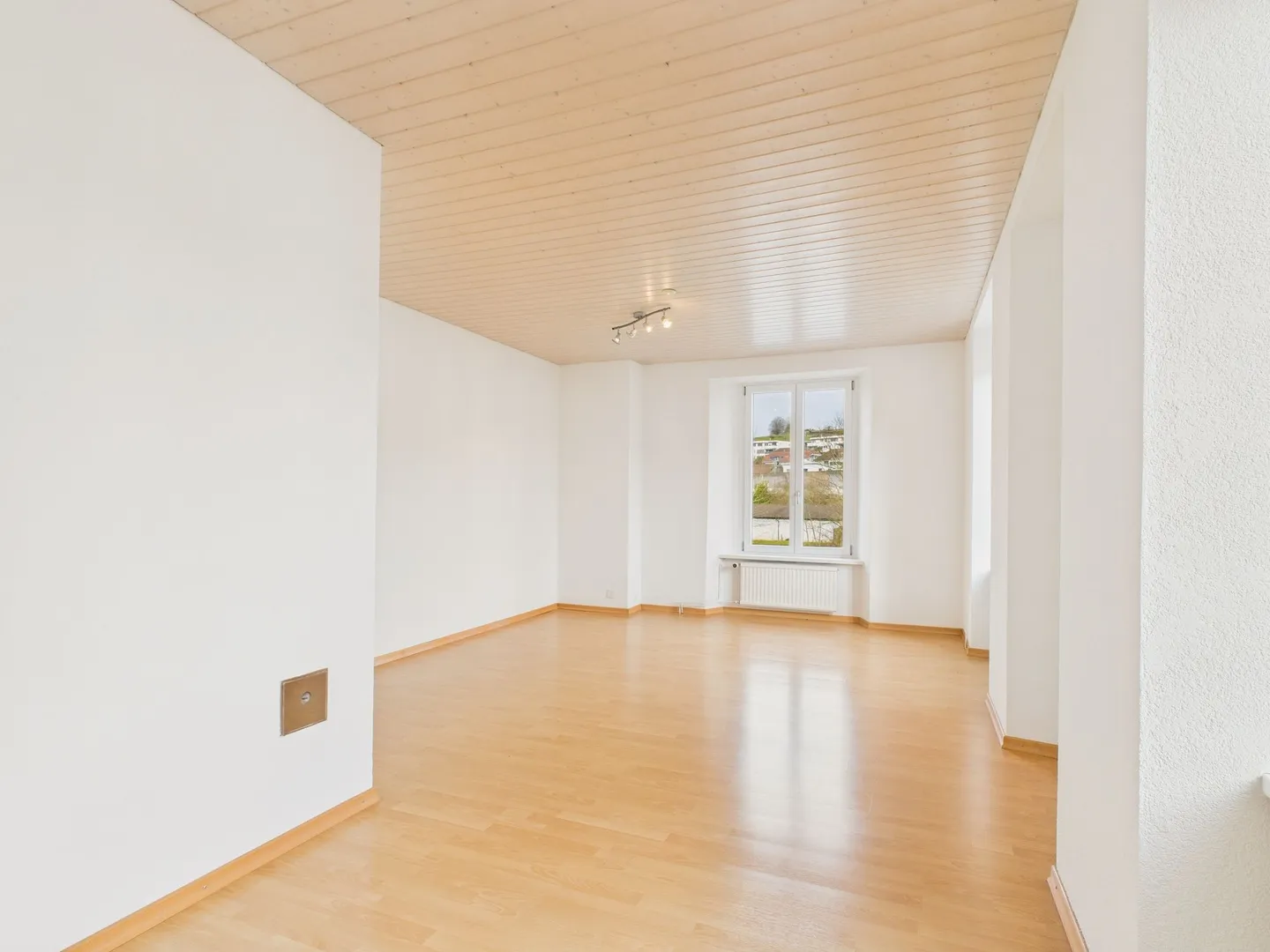 Appartement 4.5 pièces récemment rénové au centre de Gelterkinden - Photo 4 sur 12