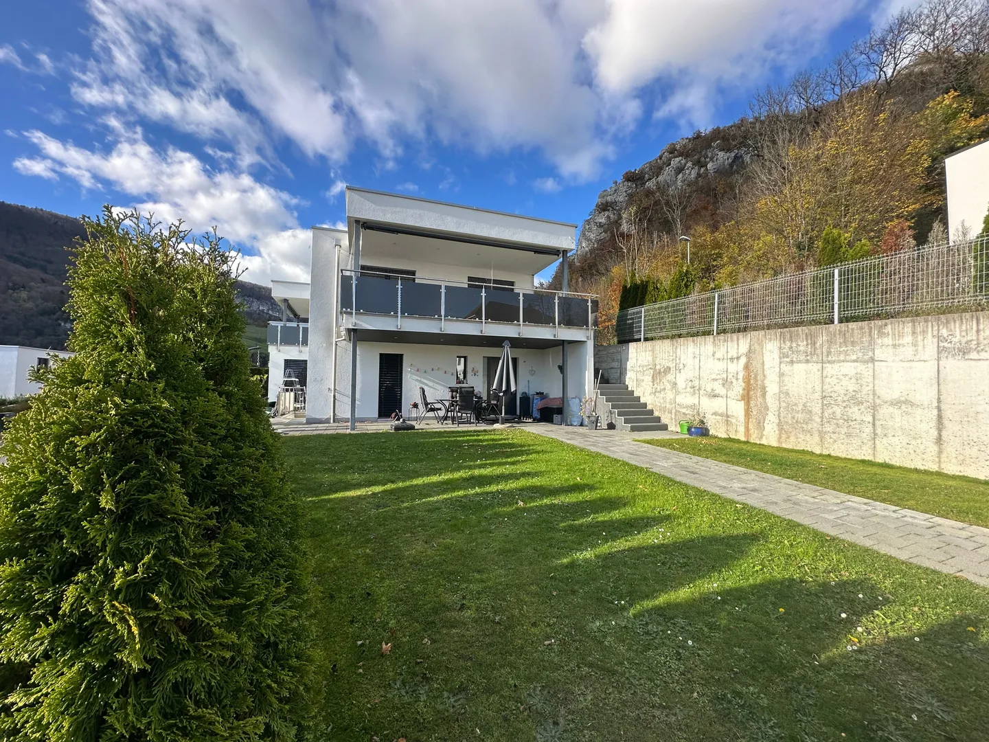 Family-friendly 6.5-room single-family house with generous garden area in a central location - Photo 12 of 13