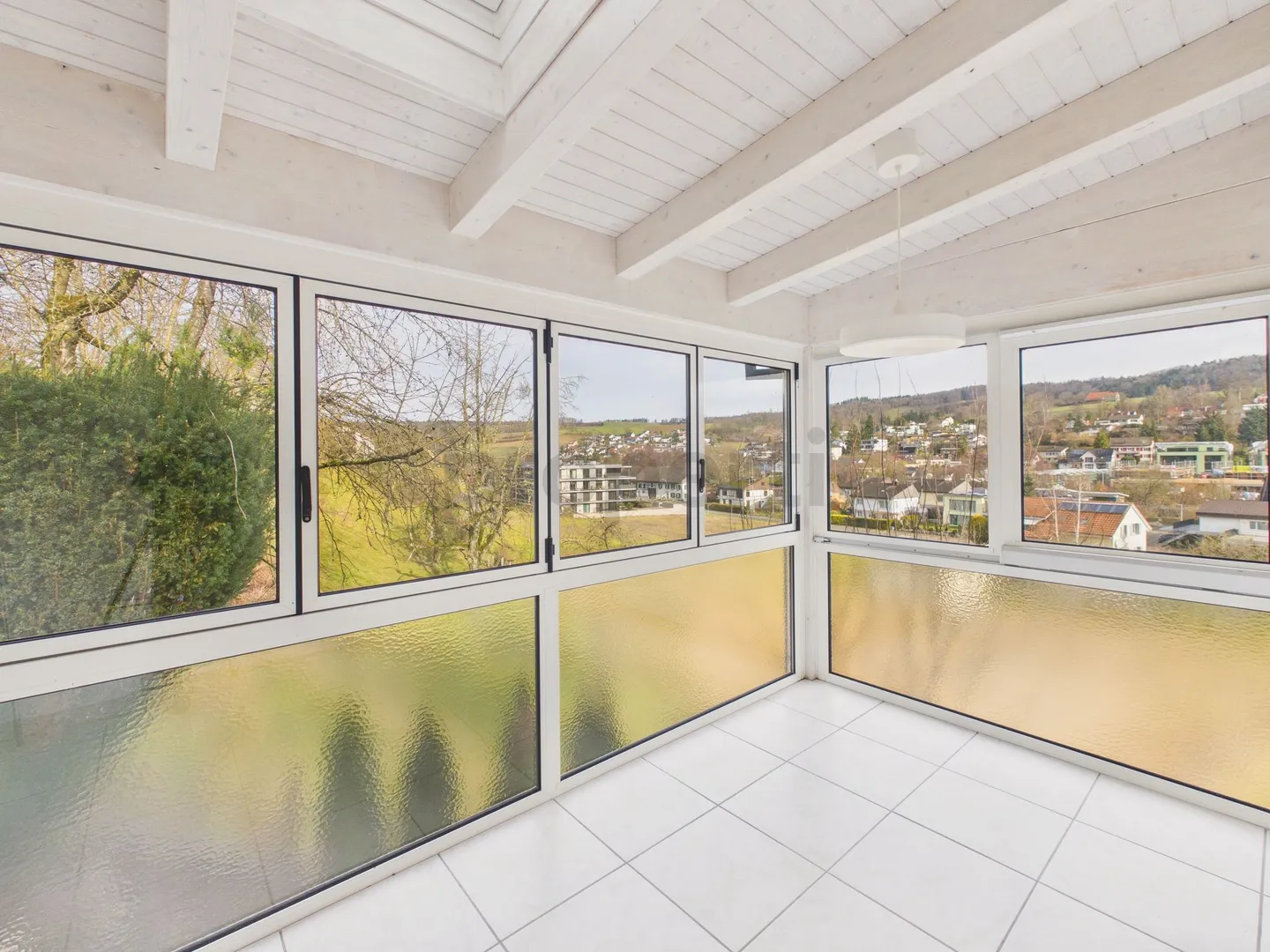 Spaziosa casa a schiera di 5,5 stanze in una posizione collinare tranquilla - Foto 7 di 13