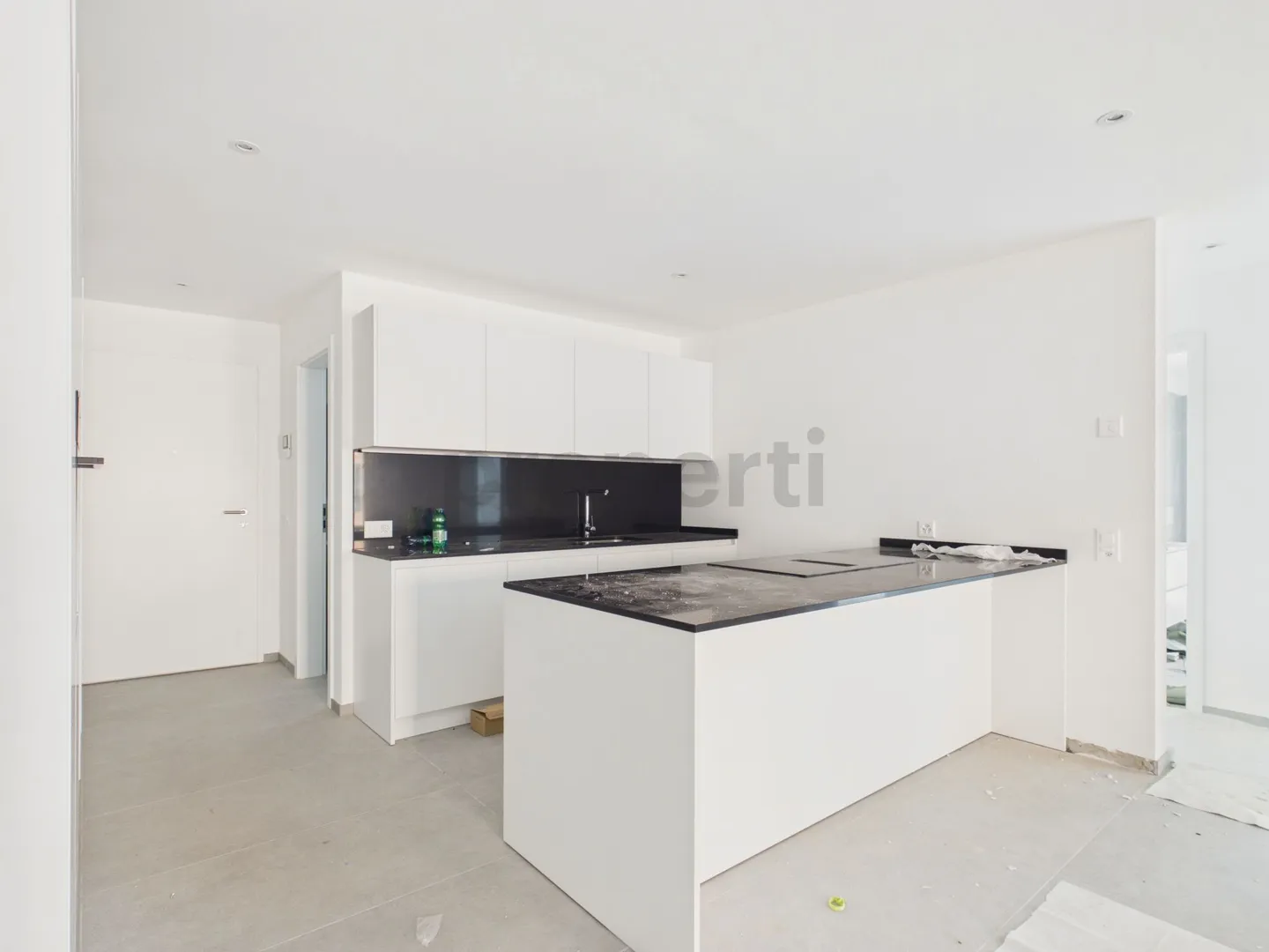 Attique moderne de 2.5 pièces avec ascenseur et place de parking, Biasca - Photo 1 sur 13