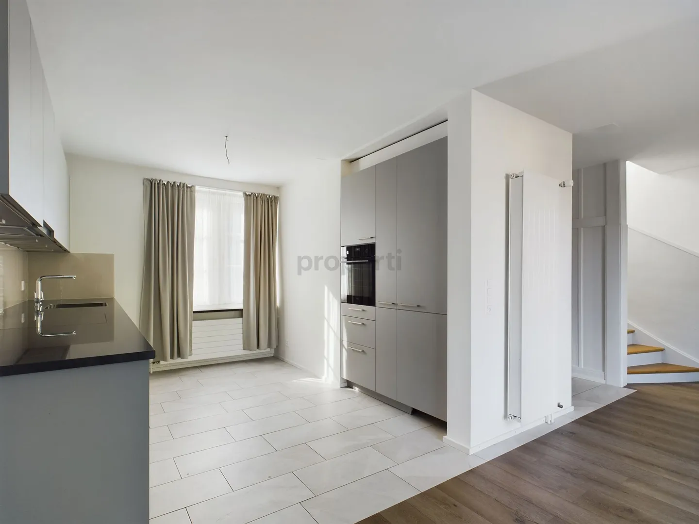 Spaziosa casa a schiera di 5,5 stanze in posizione privilegiata a Pratteln - Foto 4 di 12