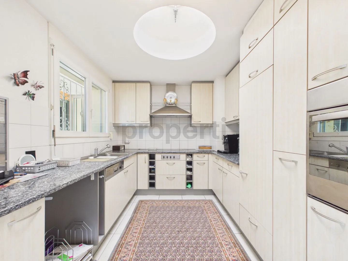 Appartement mansardé lumineux au-dessus des toits de Pfäffikon avec ascenseur et place de parking souterrain - Photo 5 sur 13