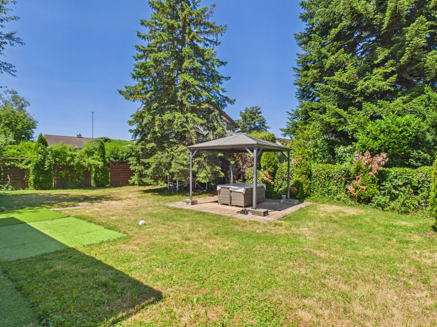 Large plot, modern kitchen and private garage near the train station - Photo 10 of 13