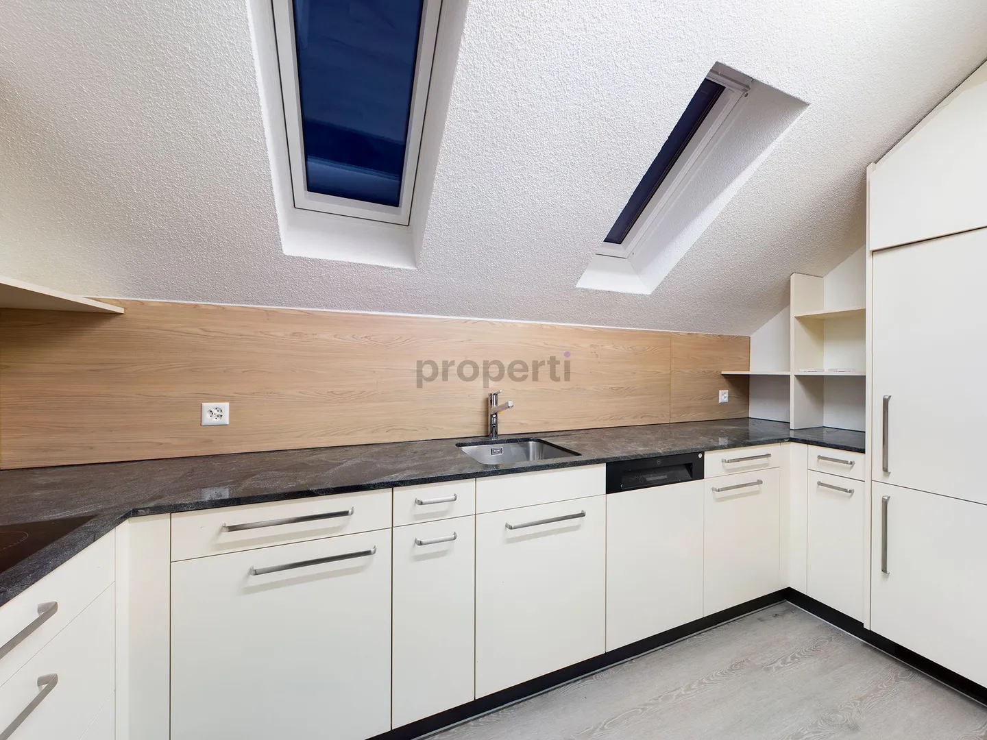 Renovierte Dachwohnung an zentraler und ruhiger Lage - Foto 2 von 7