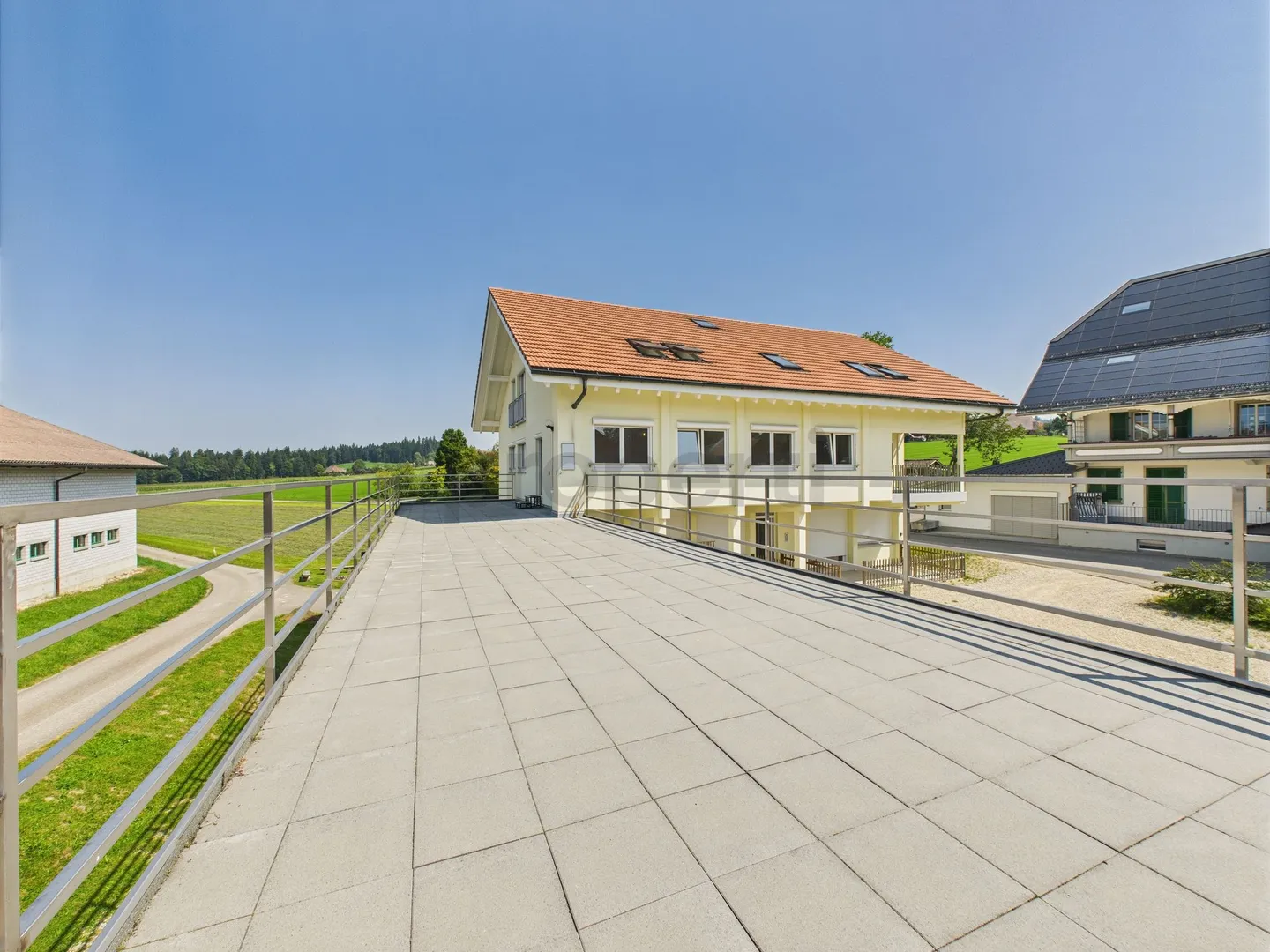 Spacious 2.5-room apartment with a stunning rooftop terrace in Affoltern im Emmental - Photo 1 of 10