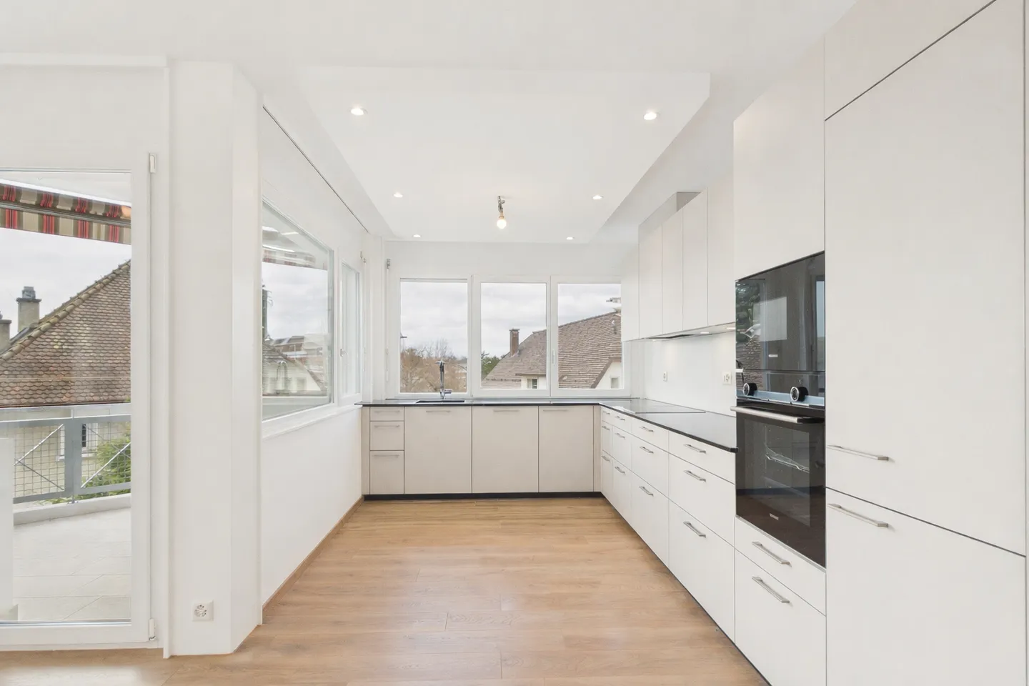 Ampio appartamento 5,5 locali ristrutturato nel 2025 + studio indipendente incluso - Prilly - Foto 5 di 10