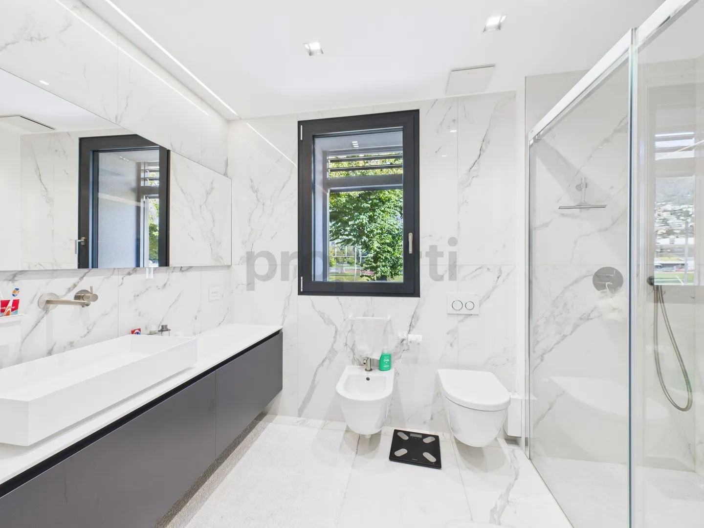 Casa moderna con giardino, spa privata e tecnologia avanzata a Locarno - Foto 9 di 13