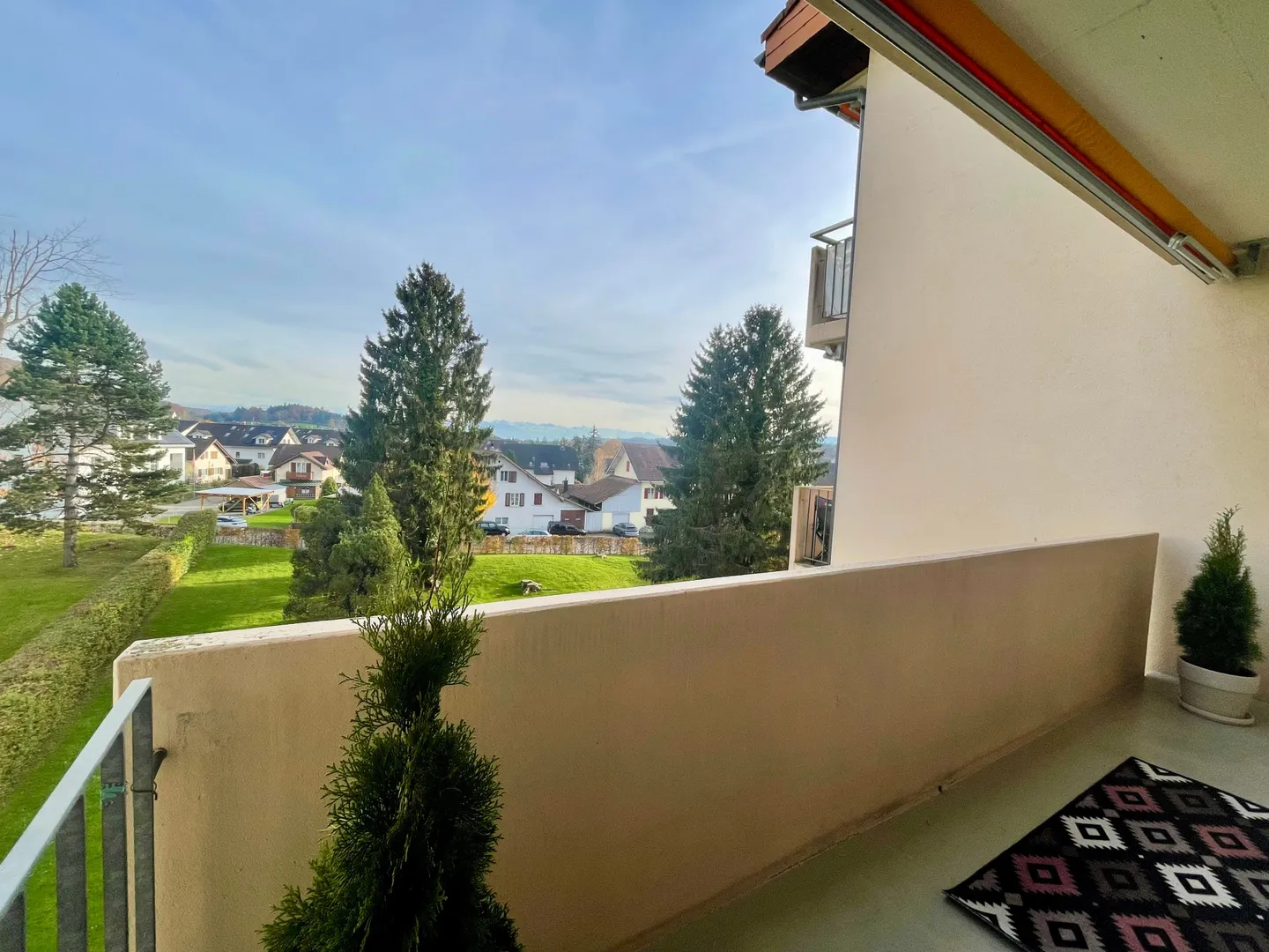 Appartamento moderno, completamente ristrutturato di 3,5 locali con bella vista sulle Alpi - Foto 10 di 11