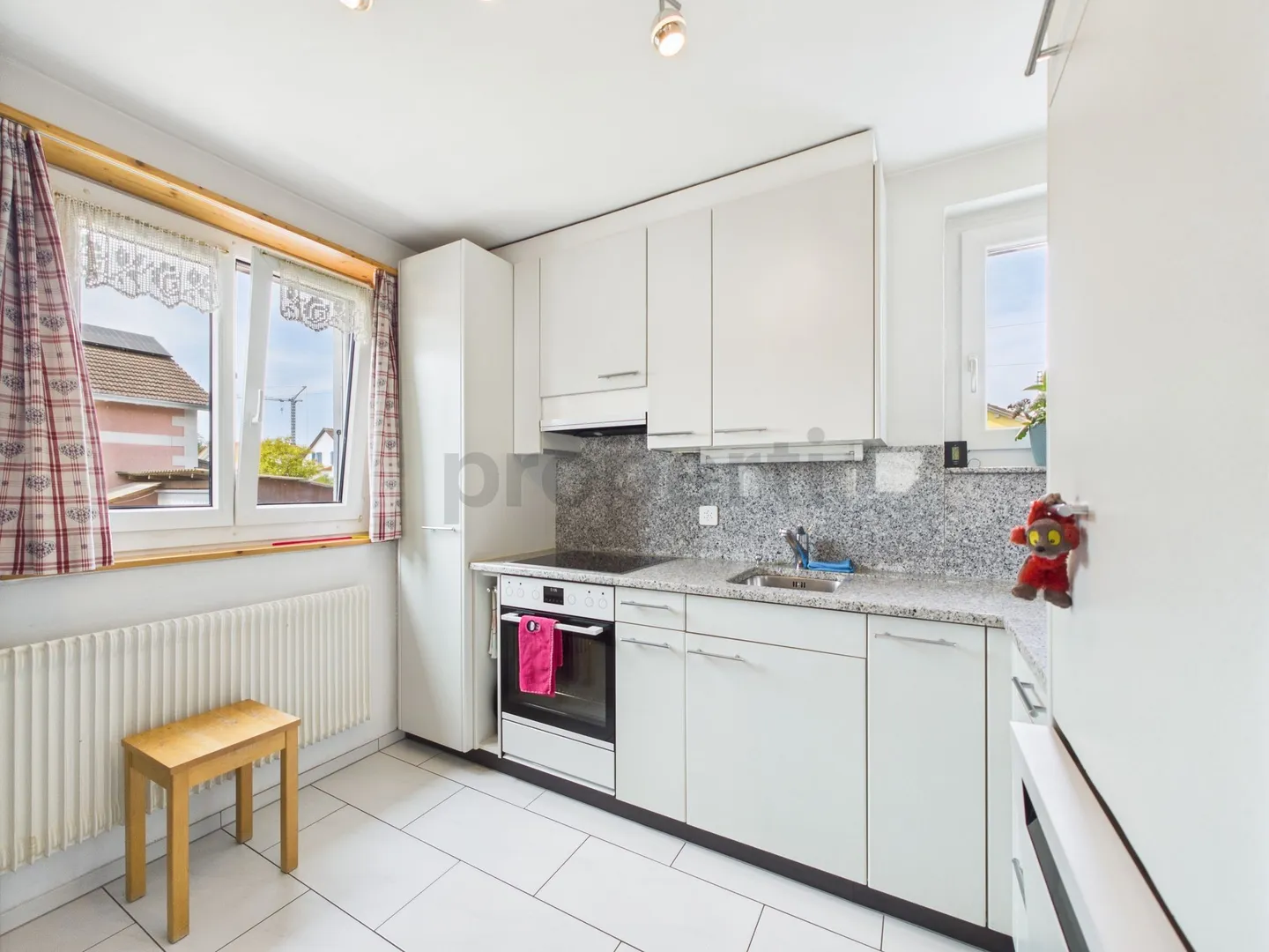 Incantevole casa unifamiliare di 4,5 stanze con grande giardino a Lyss - Foto 5 di 13