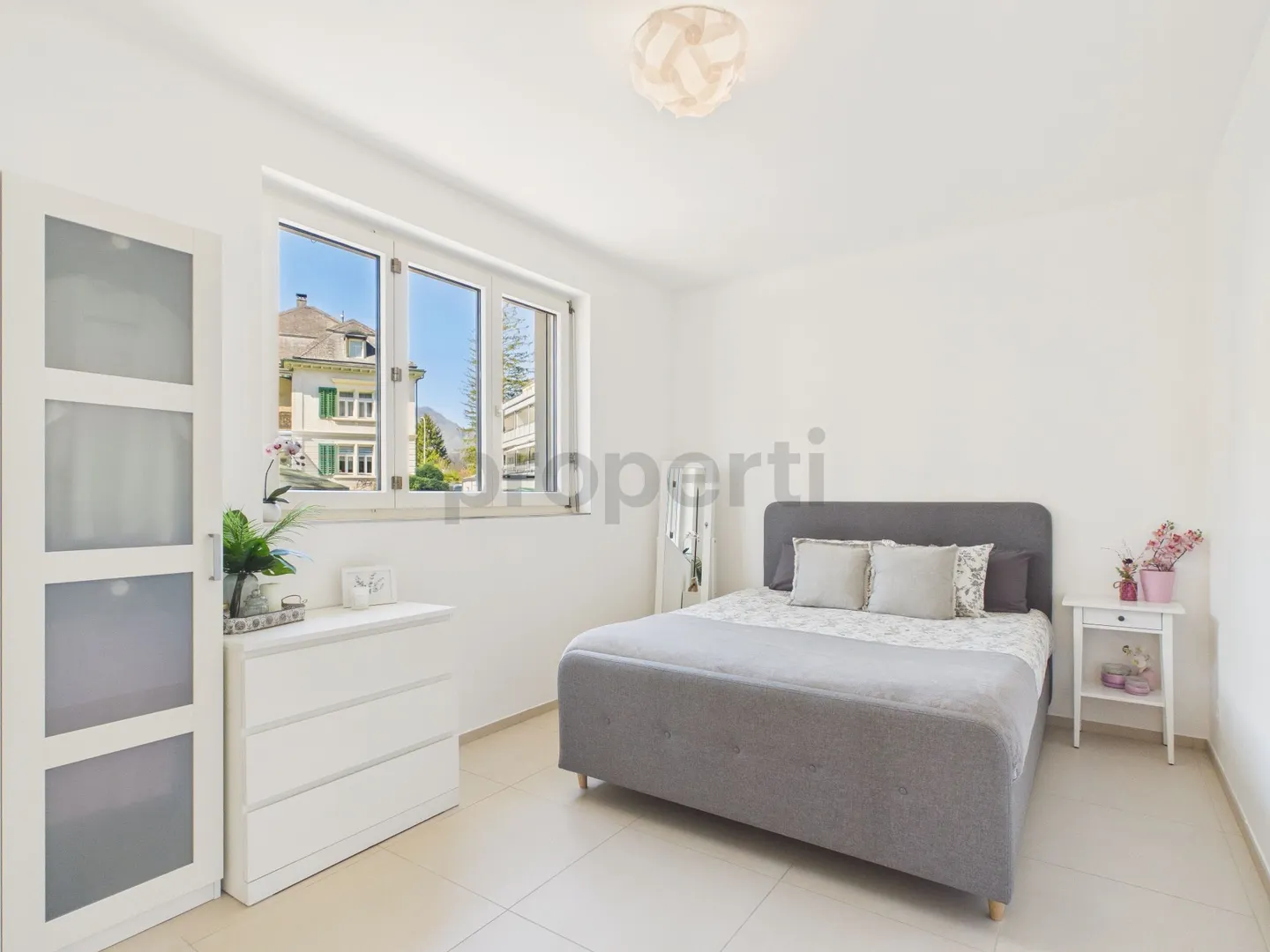 Vivere moderno con ingresso separato e ampio spazio per sedersi - Foto 5 di 13