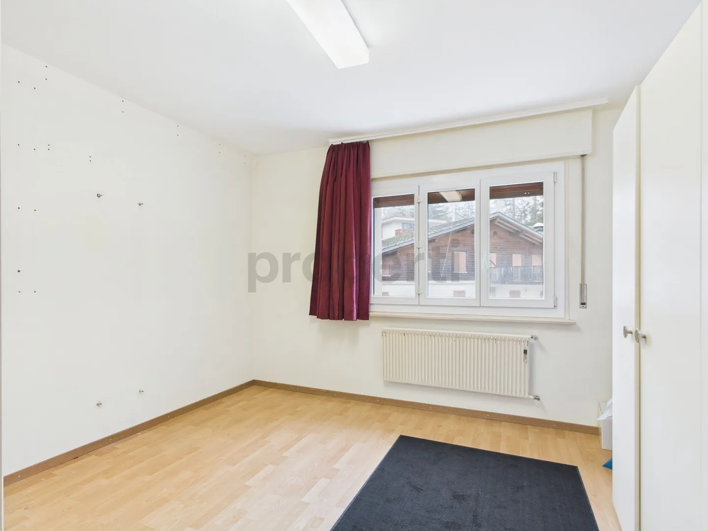 4.5-room apartment in the heart of Crans VS - charm, space, and renovation potential - Photo 6 of 9