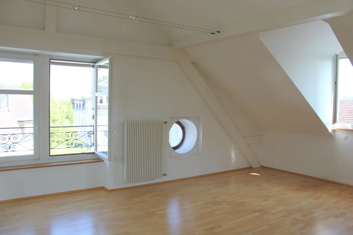 Appartement en penthouse 2,5 pièces ensoleillé et rénové avec vue à Bâle - Photo 5 sur 12