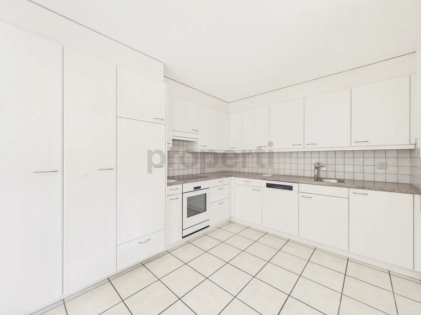 Spacious 4.5-Room Apartment - Photo 2 of 12