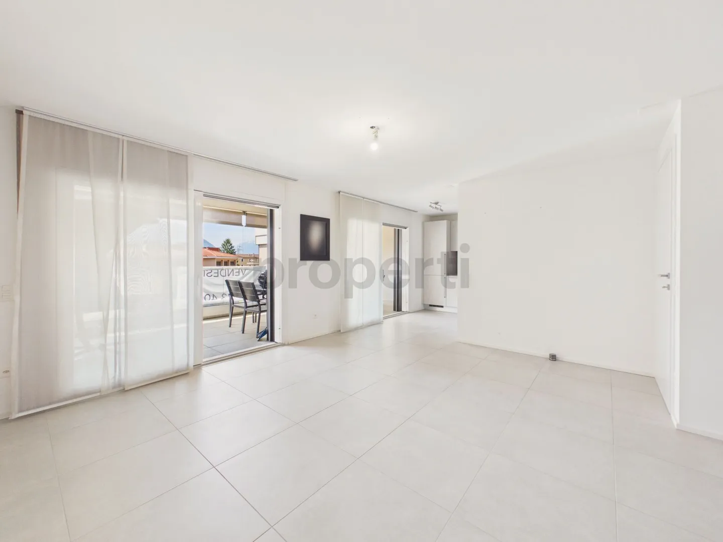 Moderno 3.5 locali con grande terrazza, Giubiasco - Foto 4 von 13