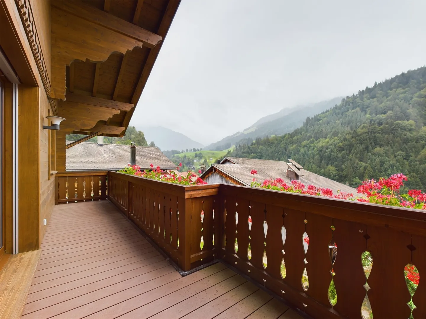 Grand balcon, magnifique coin salon et deux places de parking incluses - Photo 9 sur 10
